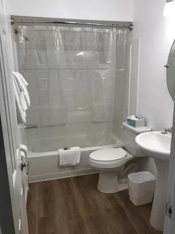 Bathroom in Lake Inn