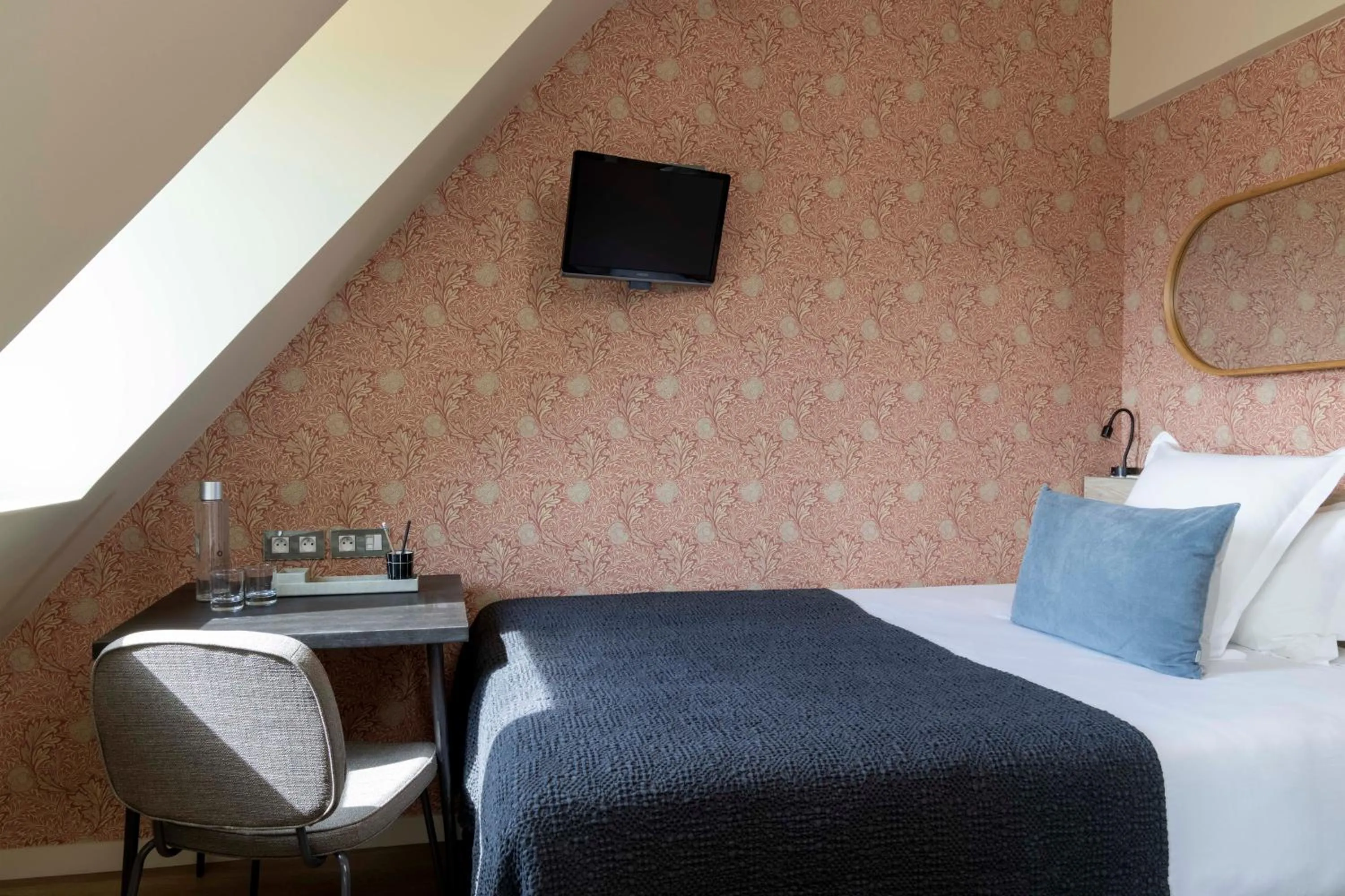 Property building, Bed in Le Petit Beaumarchais Hotel & Spa