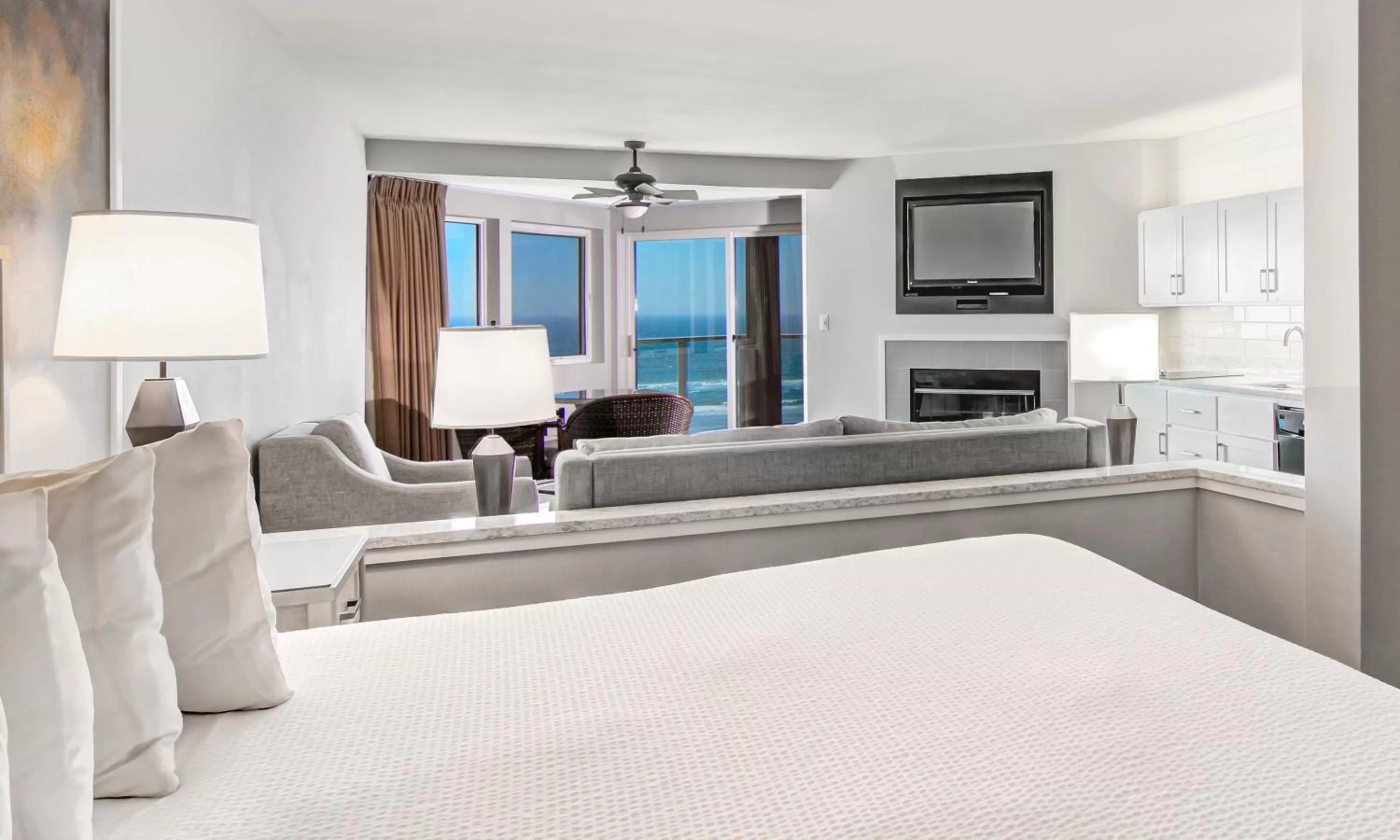 Photo of the whole room, Bed in Hallmark Resort - Newport