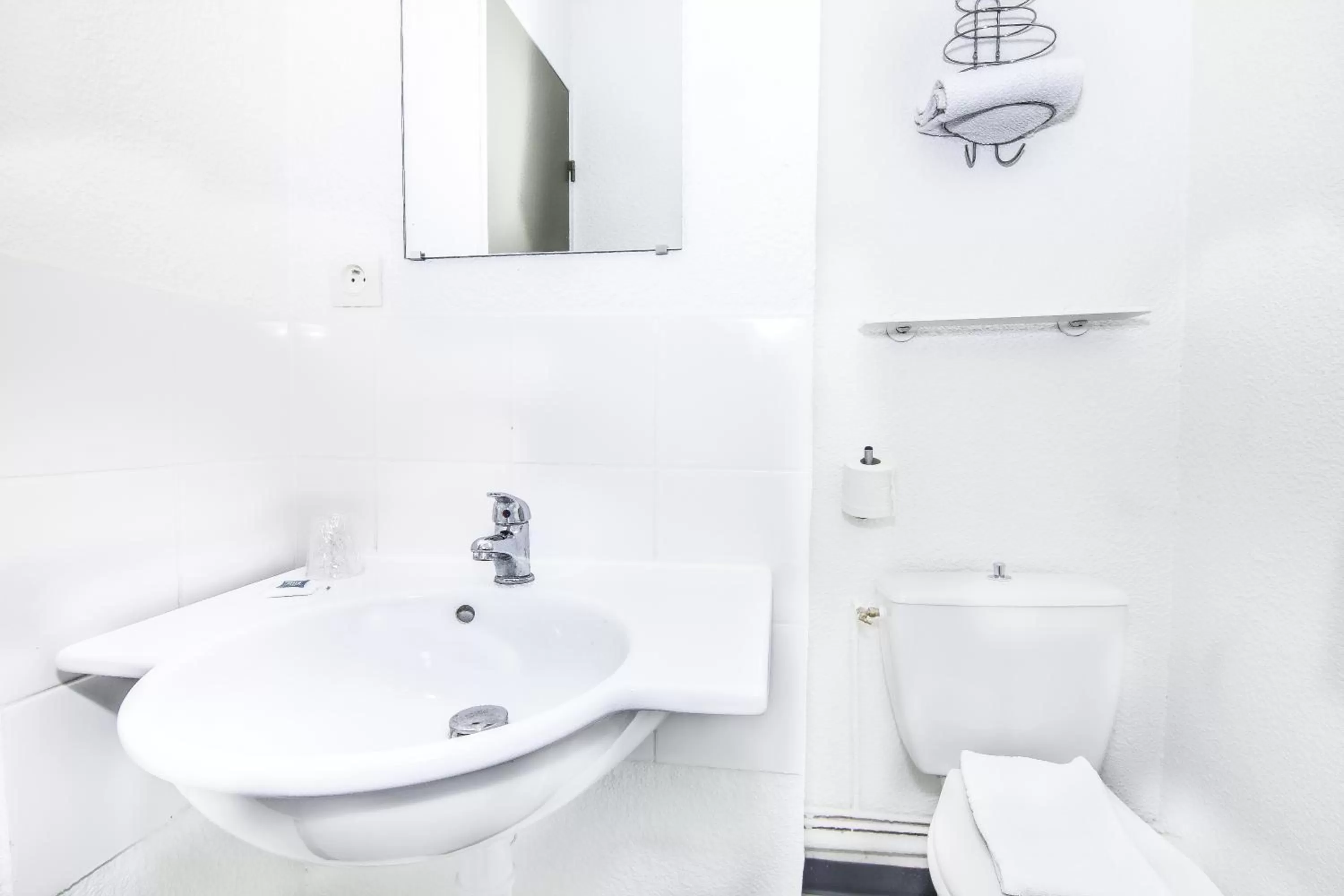 Bathroom in ibis budget Chateaudun