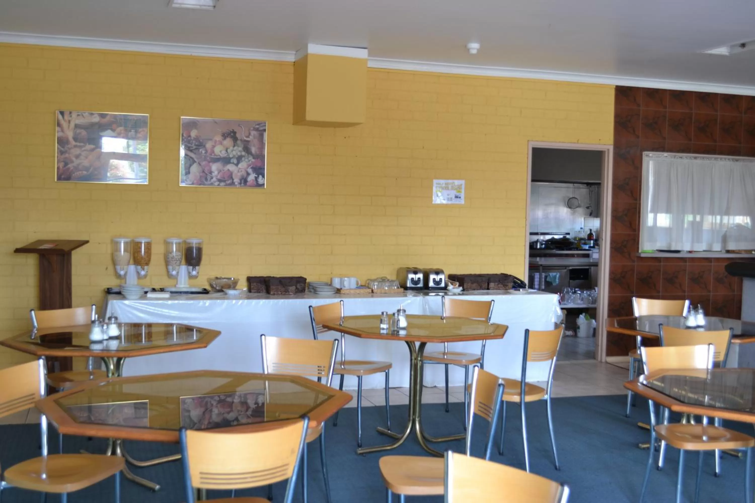 Restaurant/places to eat in Chadstone Executive Motel