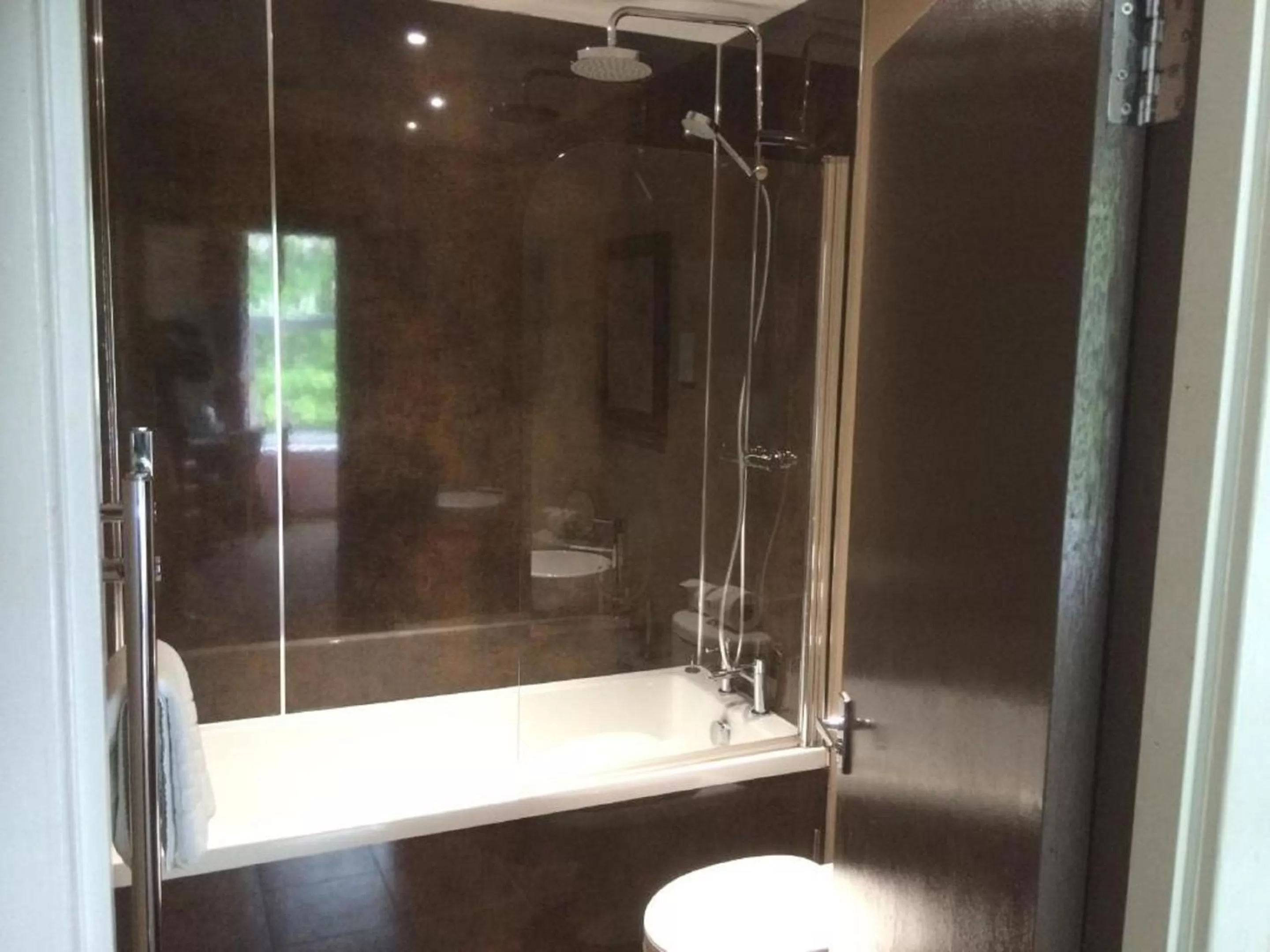 Bathroom in Great Western Hotel Aberdeen