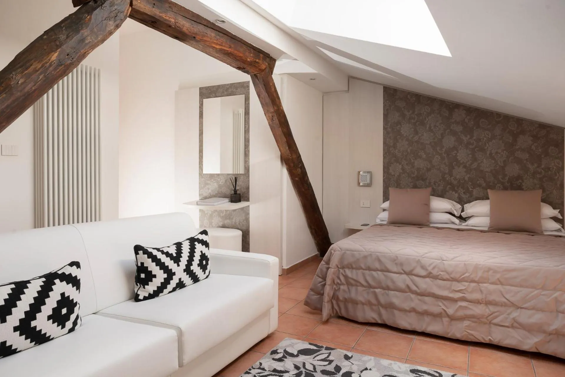 Photo of the whole room, Bed in Albergo Rossini 1936 Small & Charming