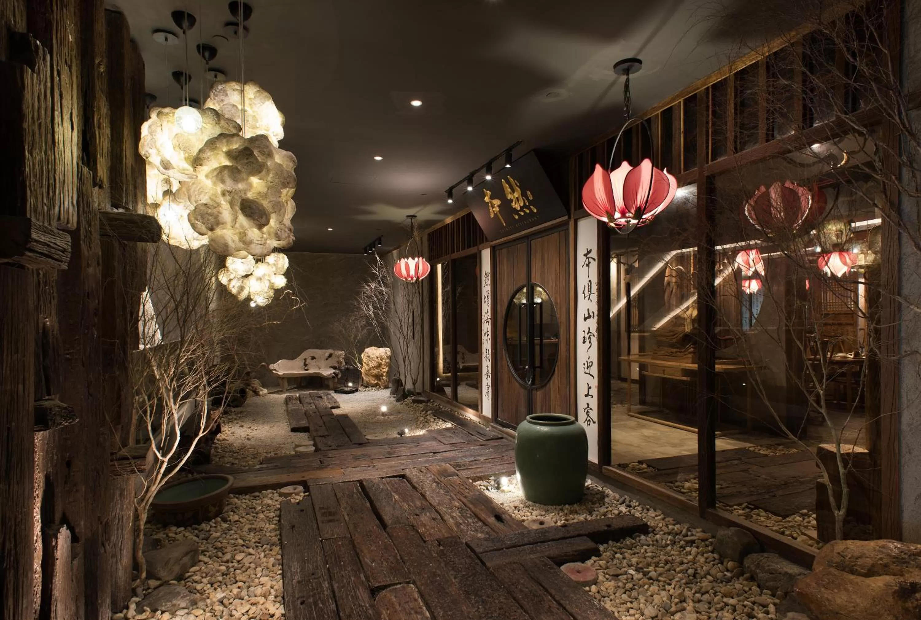 Restaurant/places to eat in Vangohh Eminent Hotel & Spa