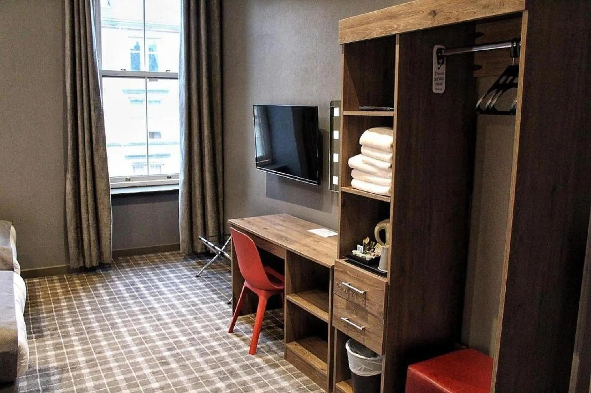 TV/Entertainment Center in Devoncove Hotel Glasgow