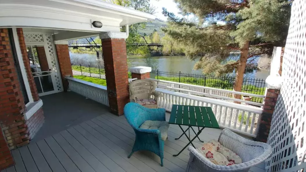 Balcony/Terrace in Goldsmith's River Front Inn