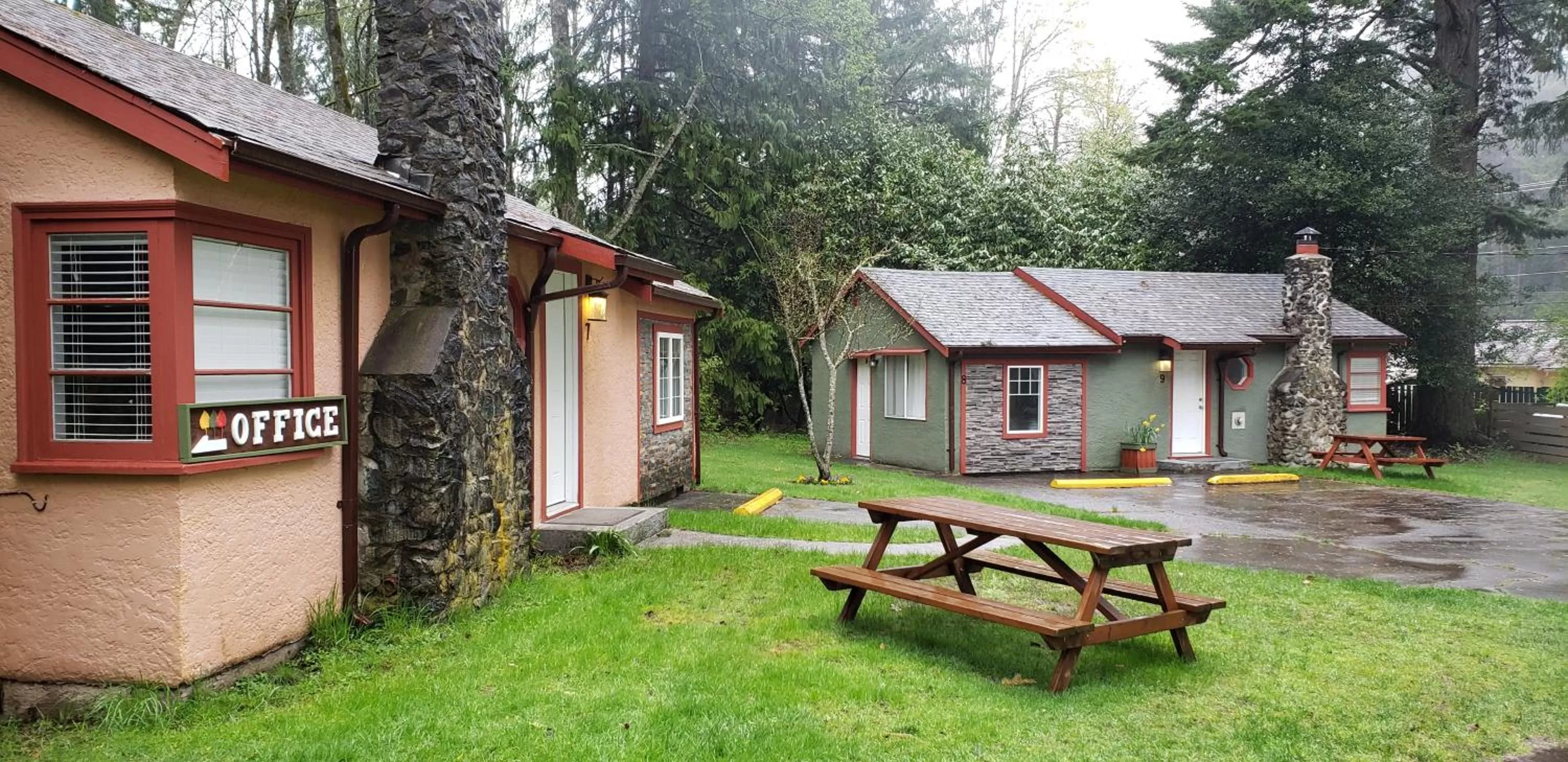 Facade/entrance, Property Building in Malahat Bungalows Motel
