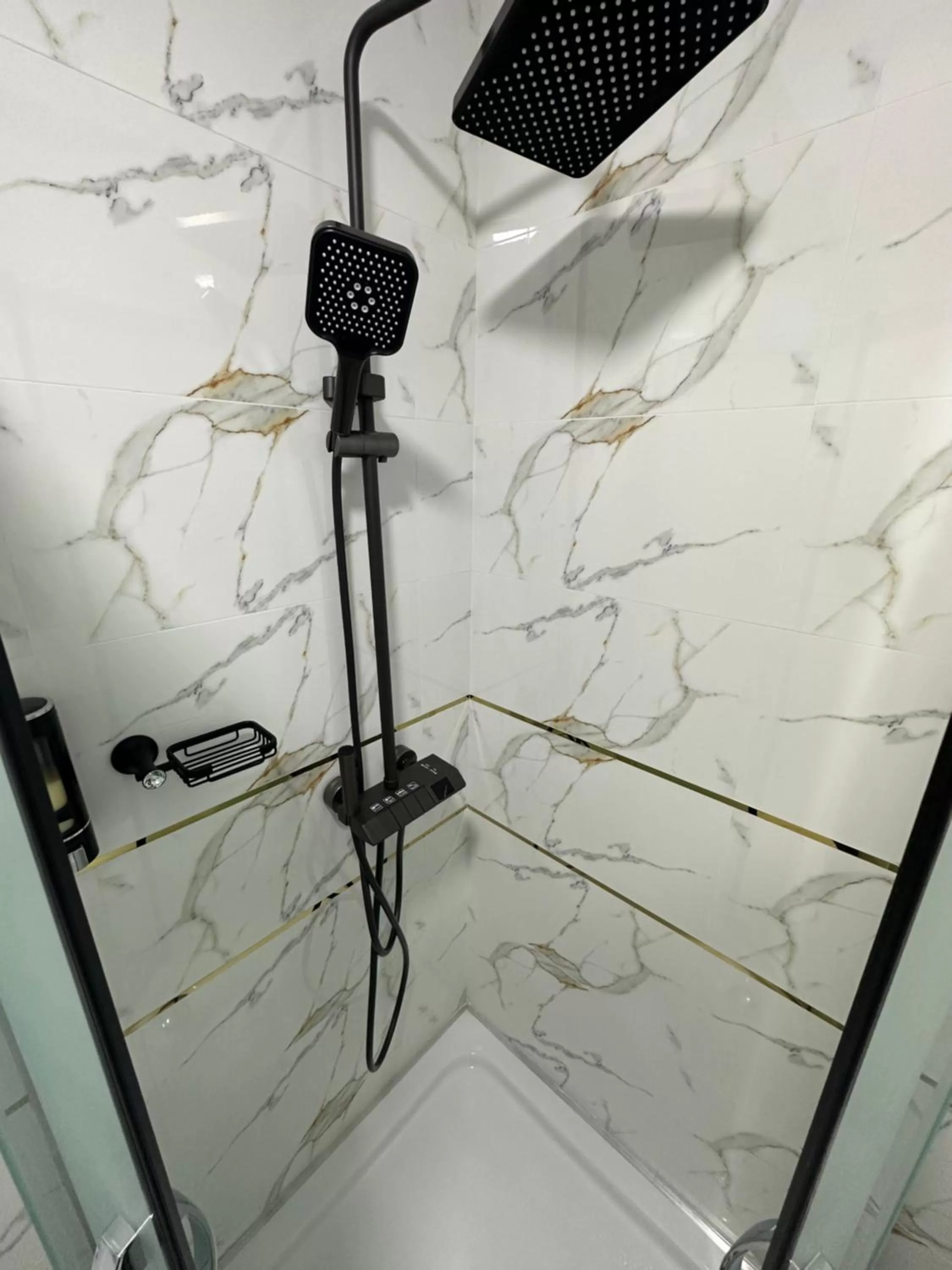 Shower in New Minor Hotel