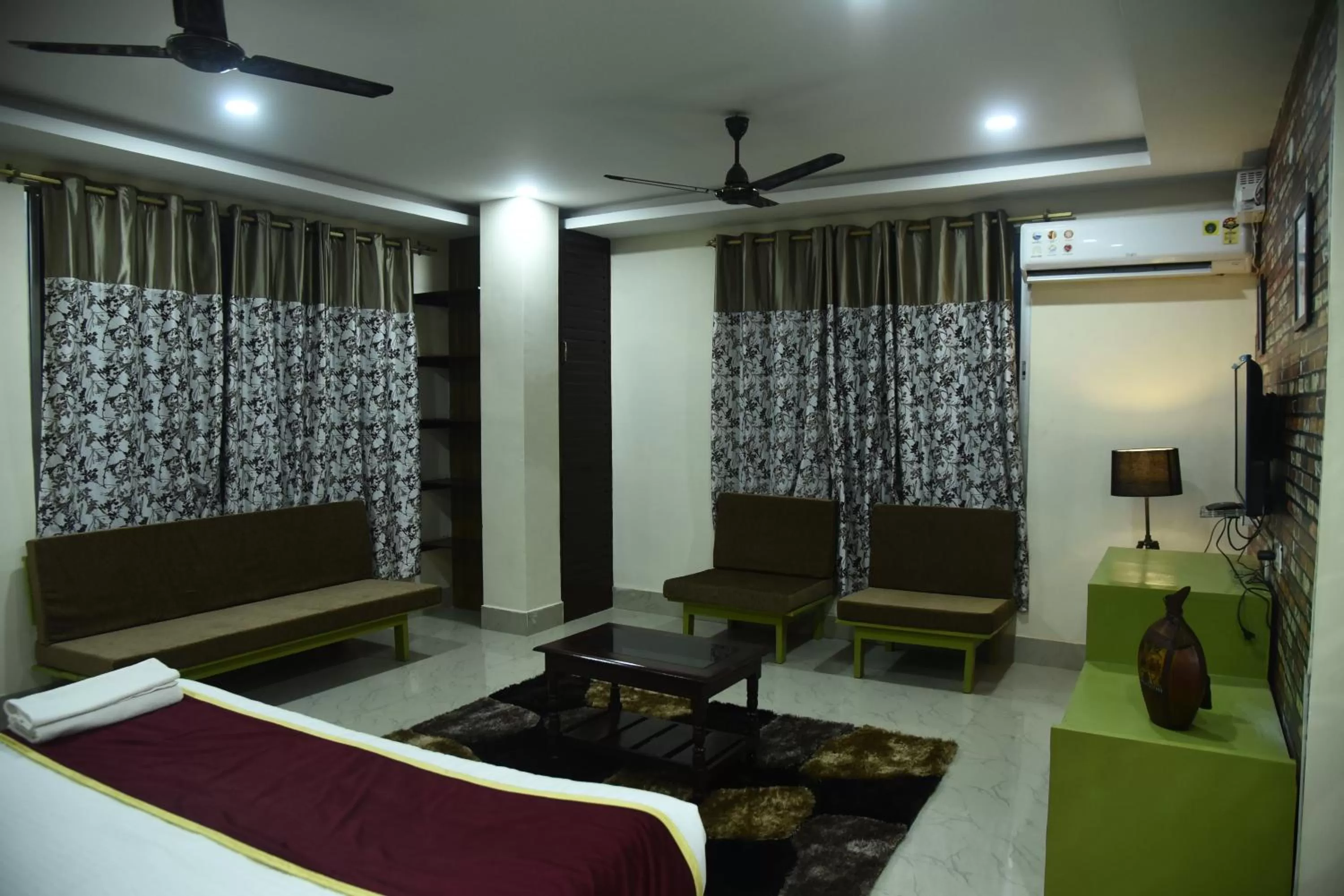 Living room, Bed in URBAN COTTAGE