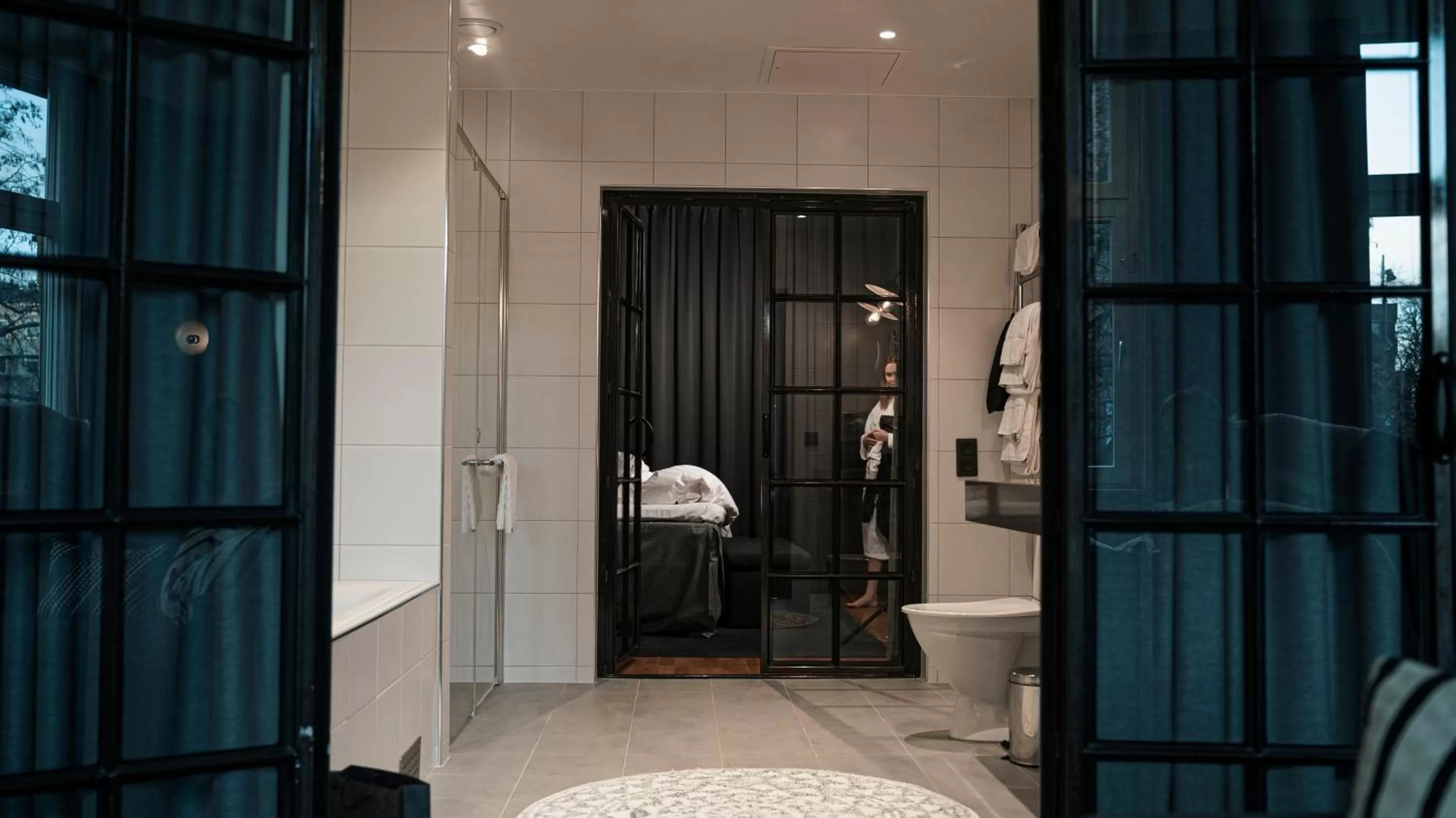 Bathroom, Bed in Clarion Hotel Winn