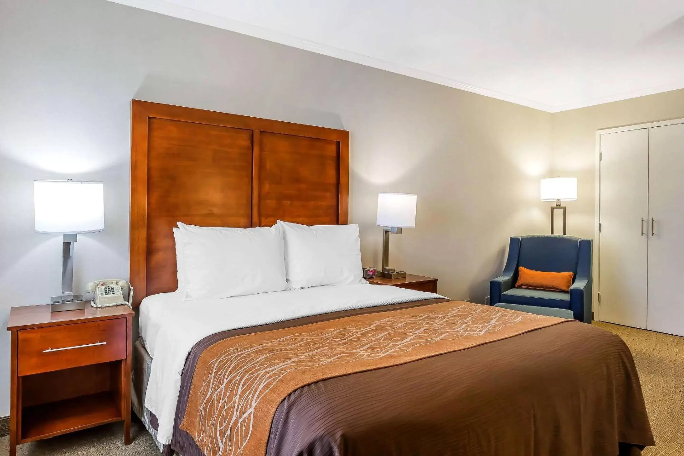 Standard Room, 1 Queen Bed, Accessible Tub, Non Smoking, Courtyard View in Comfort Inn Santa Monica - West Los Angeles Standard Room, 1 Queen Bed, Accessible Tub, Non Smoking, Courtyard View in Comfort Inn Santa Monica - West Los Angeles