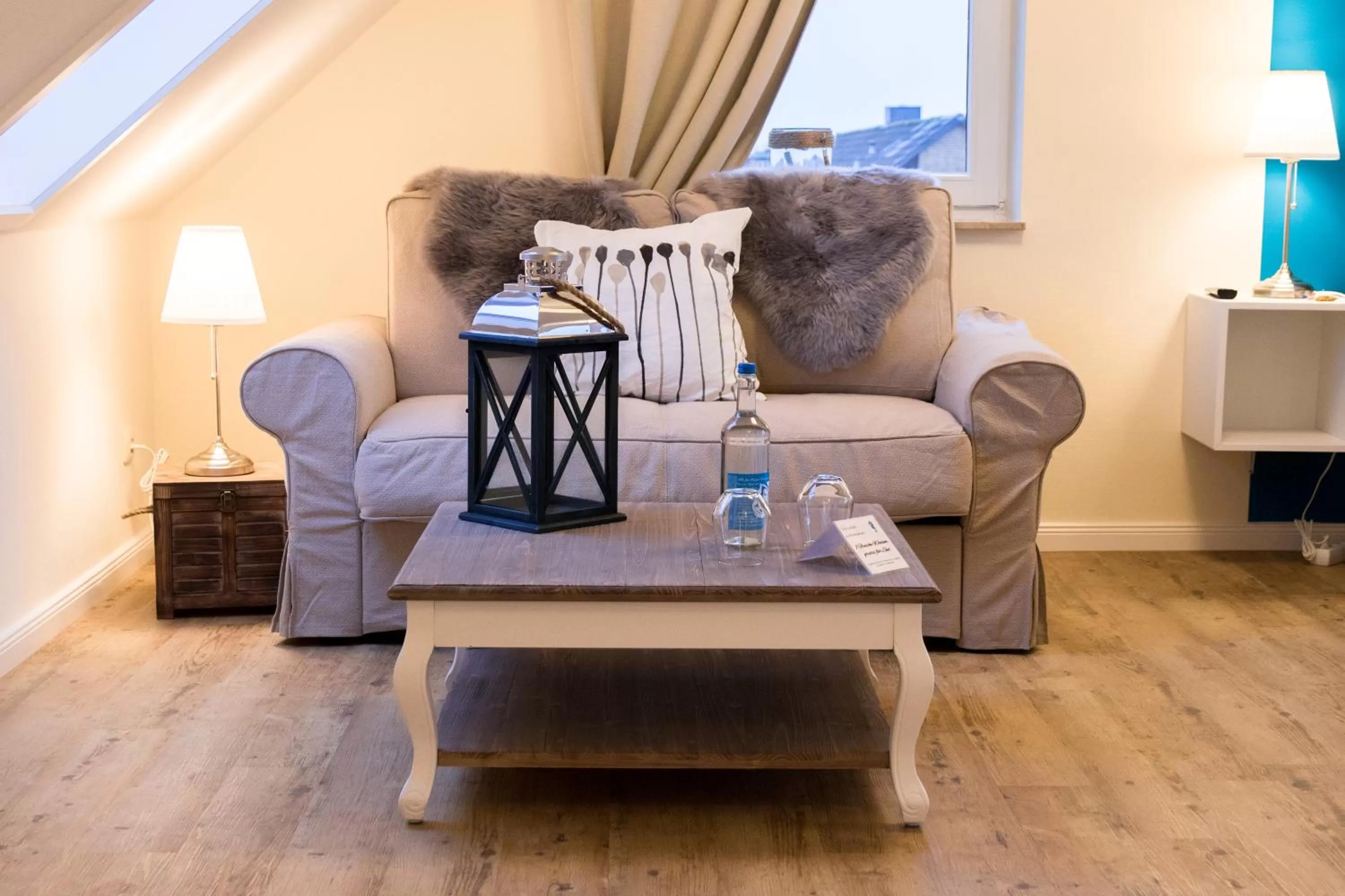 Photo of the whole room, Seating Area in Das Frühstückshotel Büsum