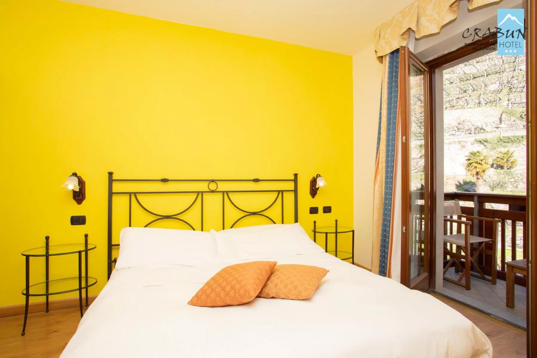 Balcony/Terrace, Bed in Crabun Hotel