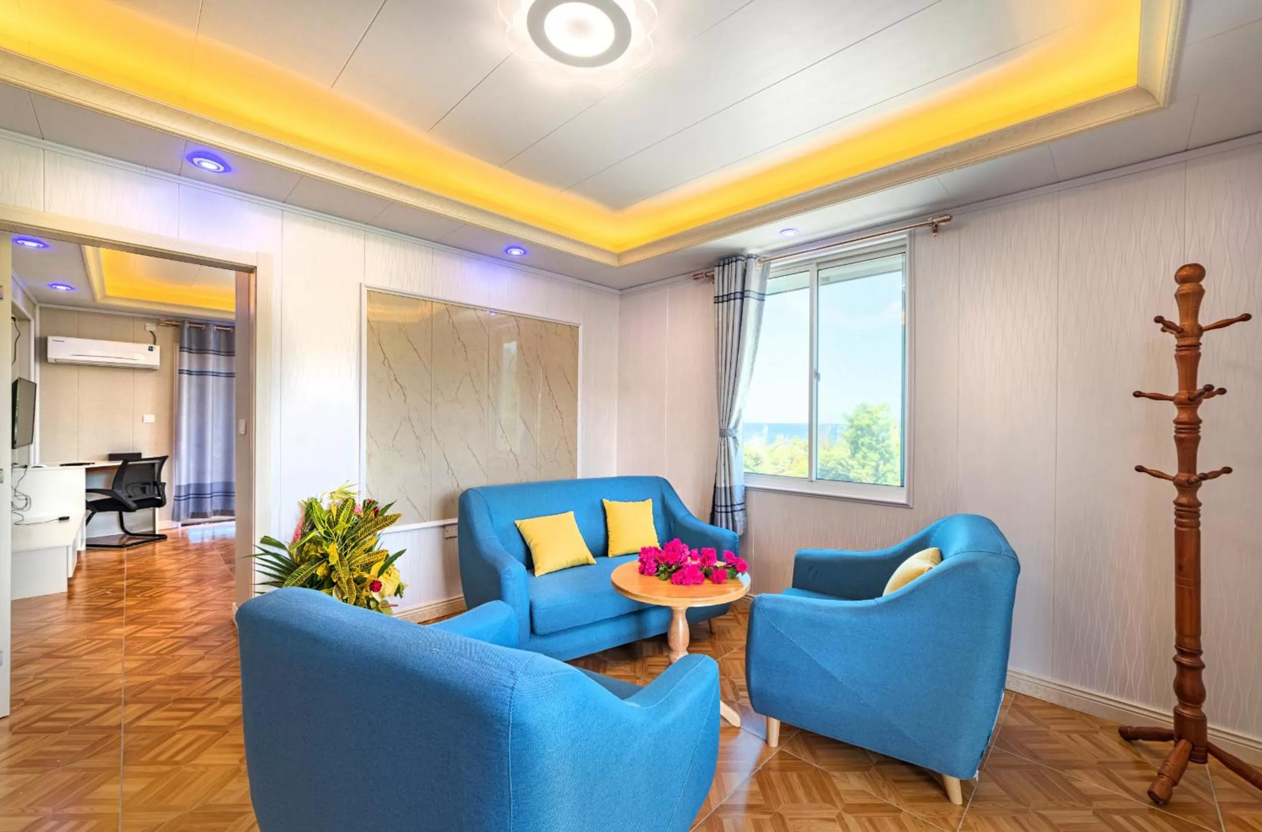 Living room, Seating Area in Riverside Hotel