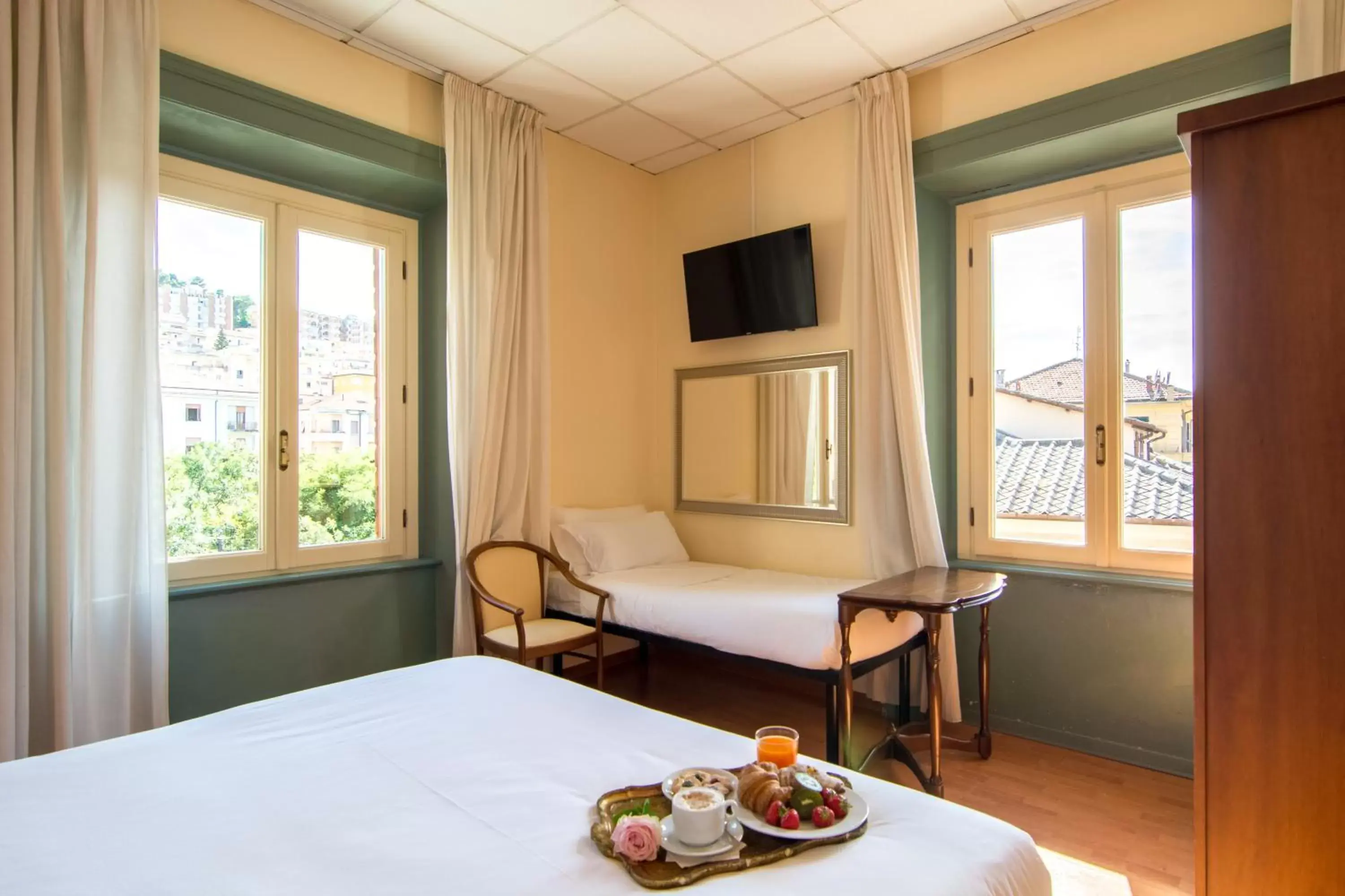 Standard Triple Room in Hotel della Vittoria Standard Triple Room in Hotel della Vittoria