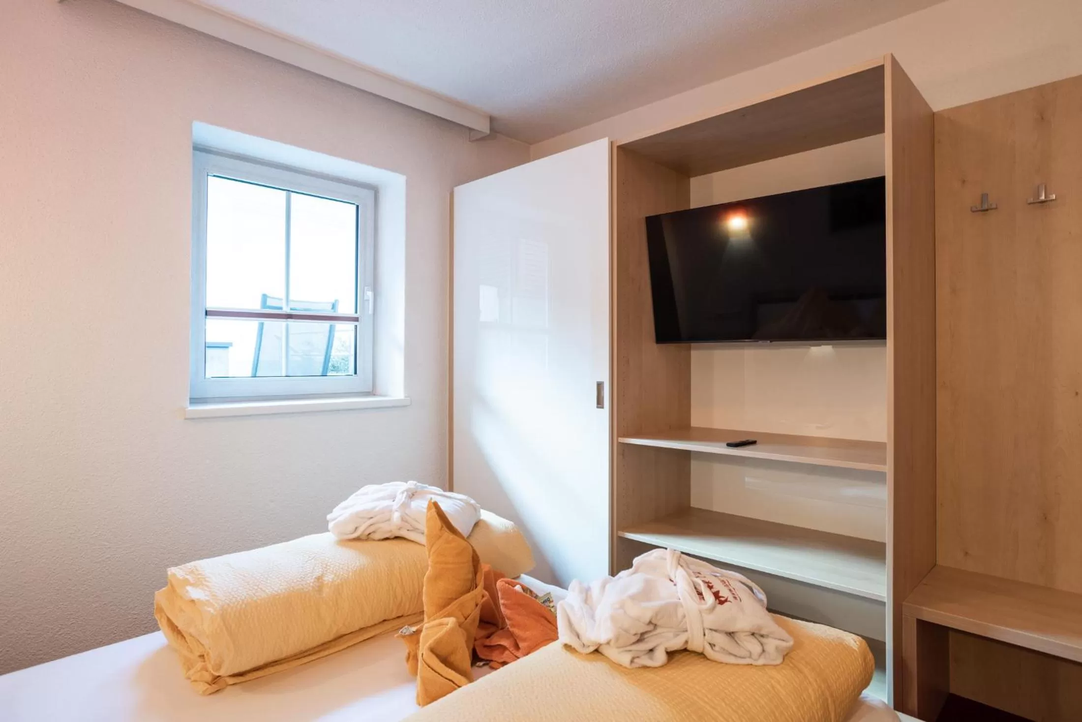 Bedroom, Bed in Apart Relax