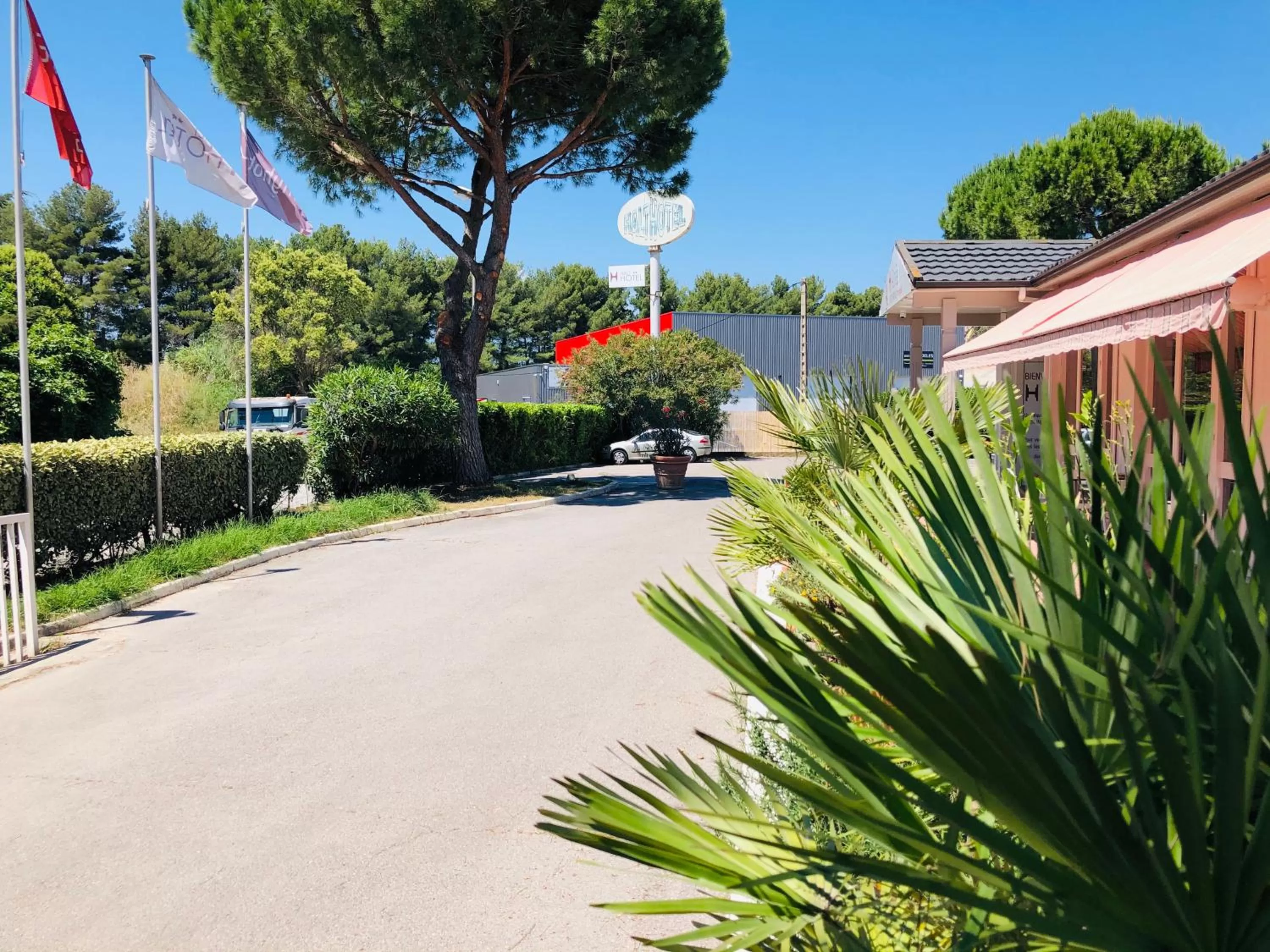 Street view in HALT HOTEL - Choisissez l'Hôtellerie Indépendante