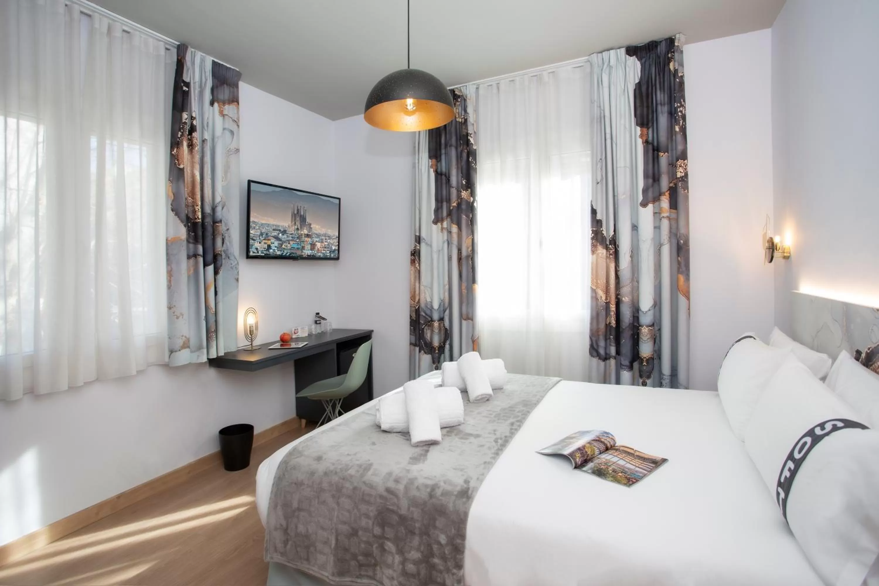 Photo of the whole room, Bed in Casual Colours Barcelona