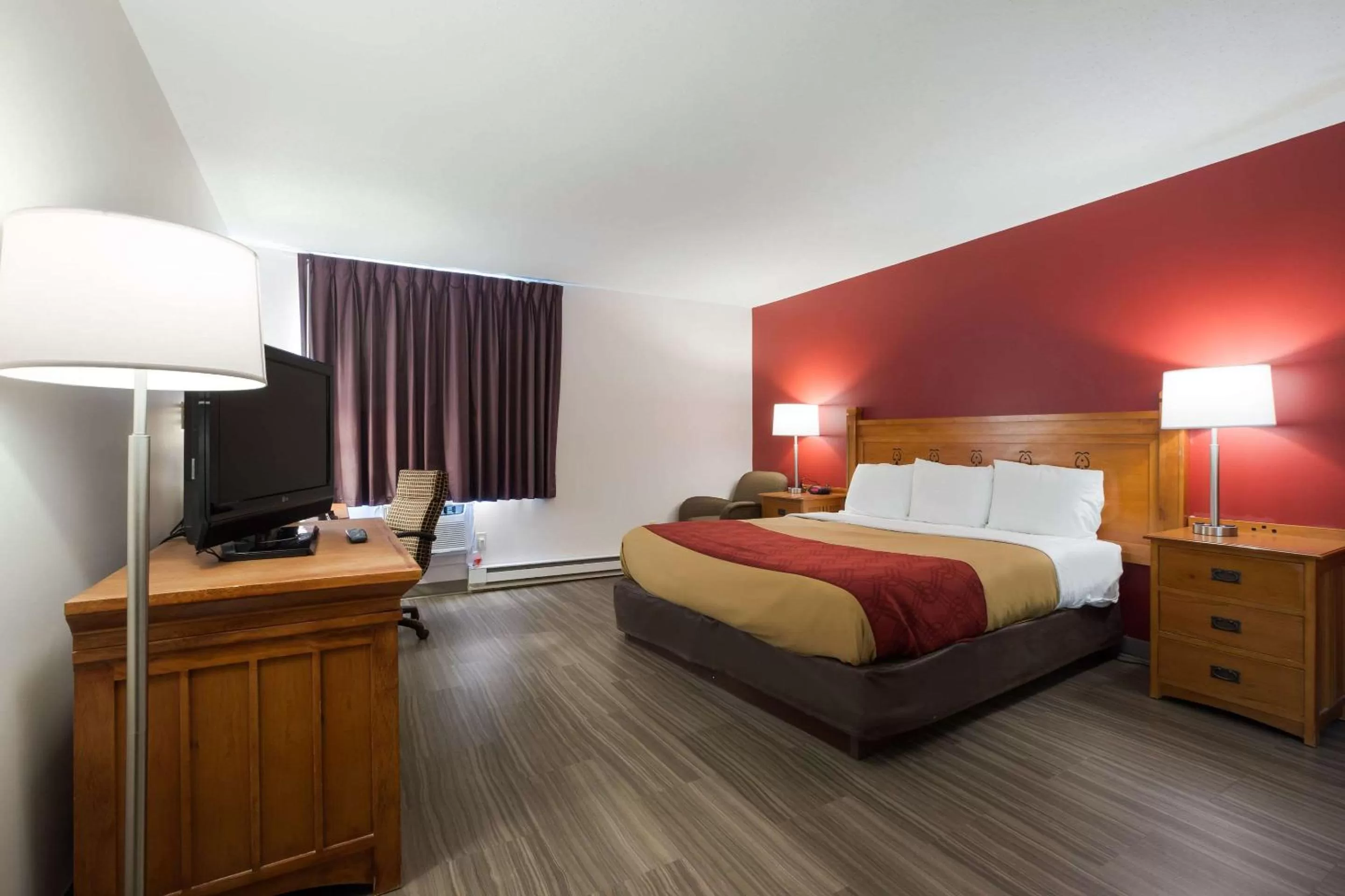 Photo of the whole room, Bed in Econo Lodge Inn & Suites Escanaba North