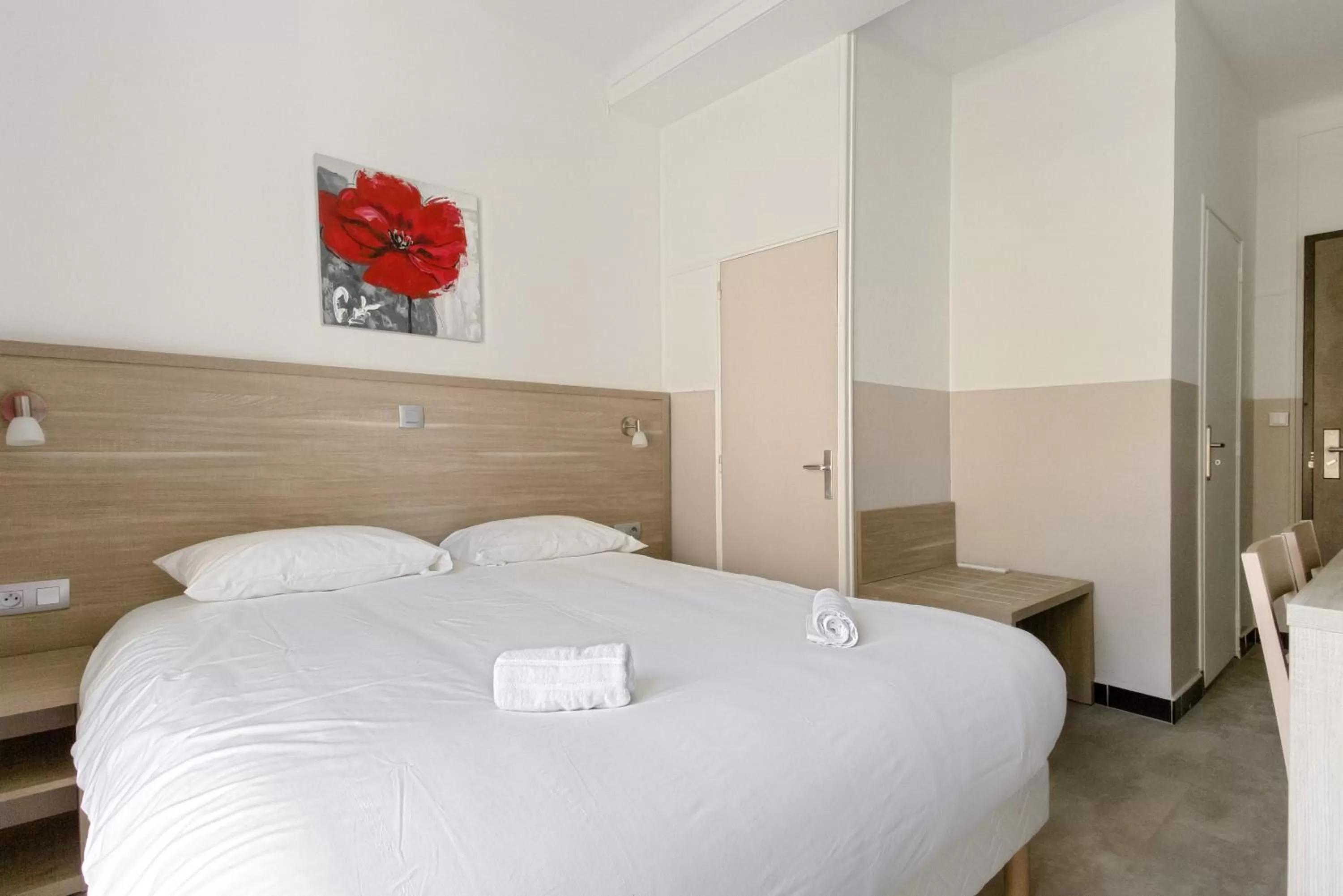 Bed in Hôtel de la Citadelle