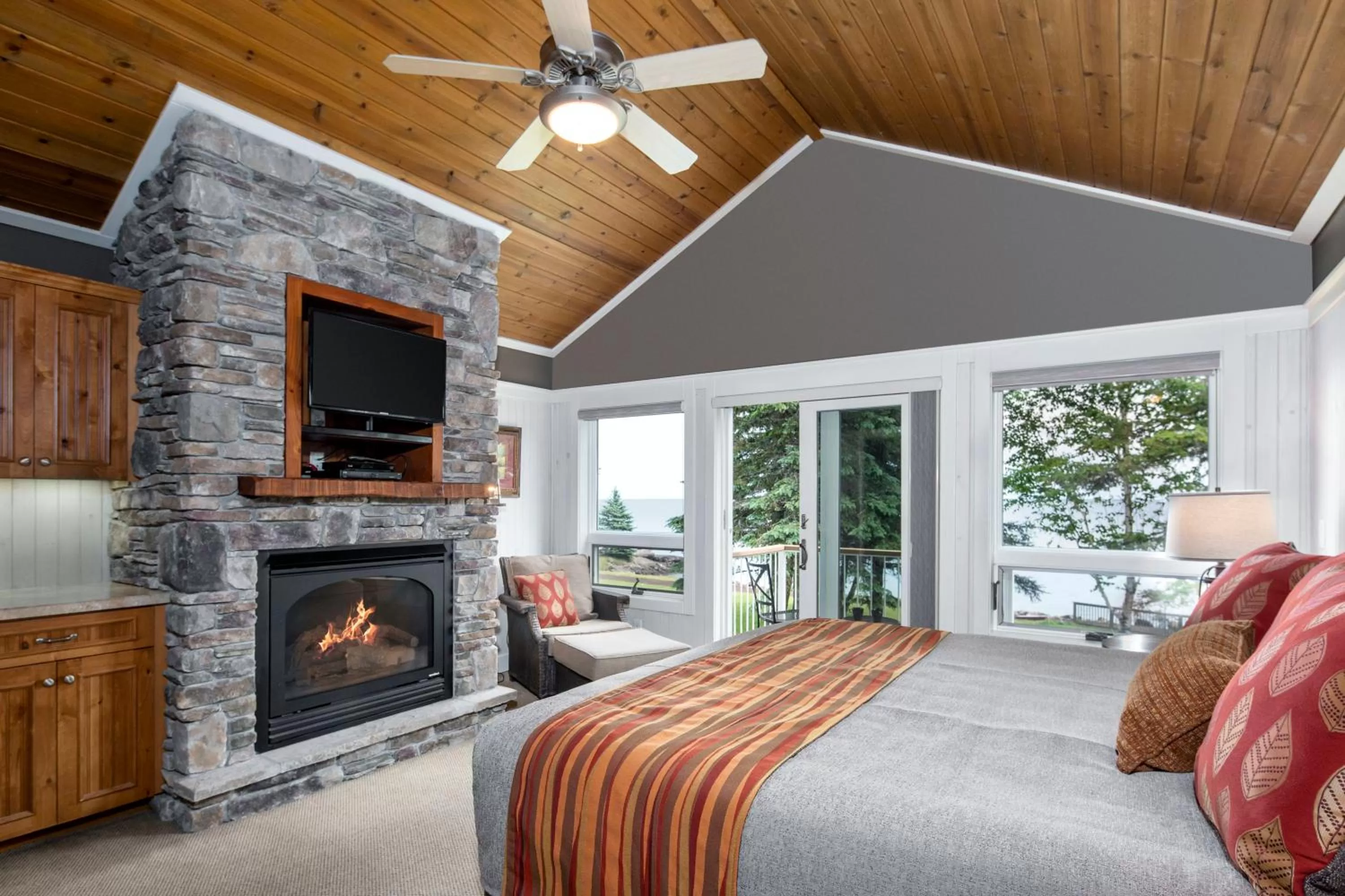 Photo of the whole room, Bed in Larsmont Cottages