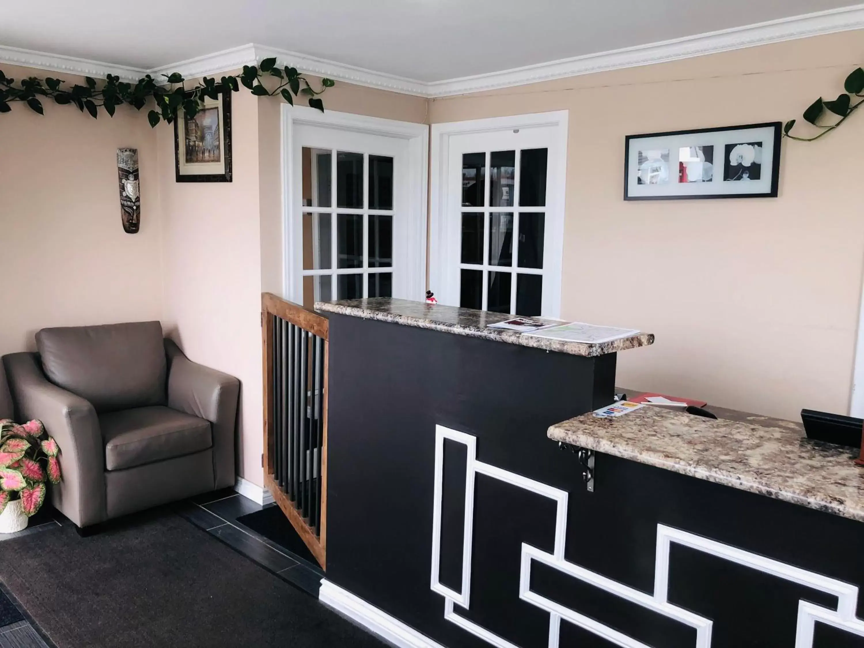 Queen Room in Perth Plaza Inn & Suites Queen Room in Perth Plaza Inn & Suites