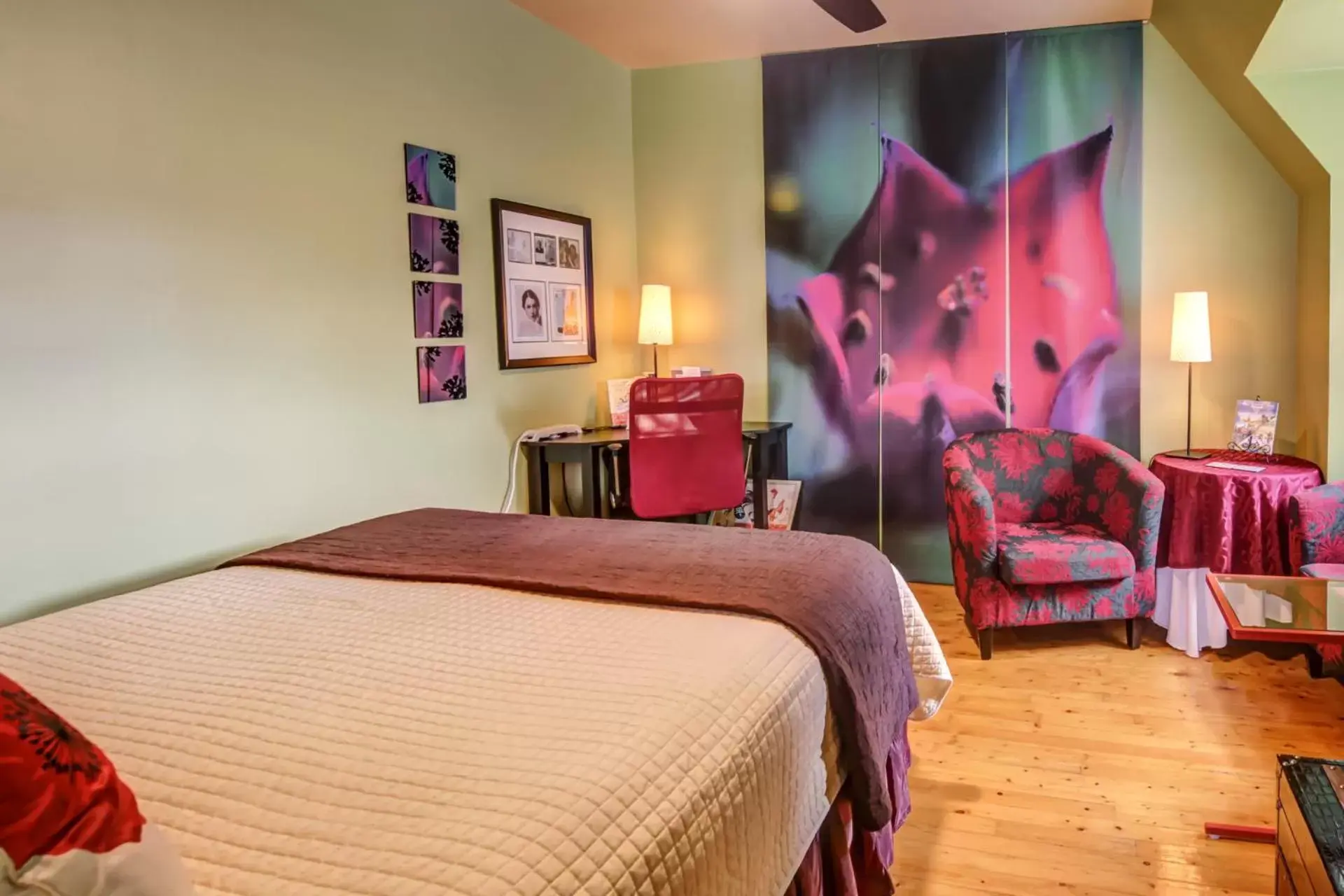 Queen Room in Chateau Murdock Gite et Esthétique 1950 Queen Room in Chateau Murdock Gite et Esthétique 1950