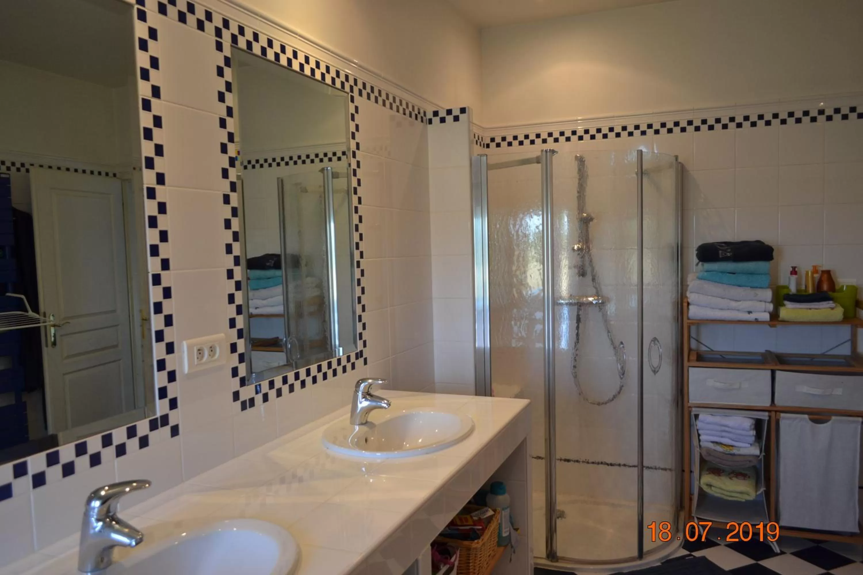 Shower in Les Chambres de Carreau