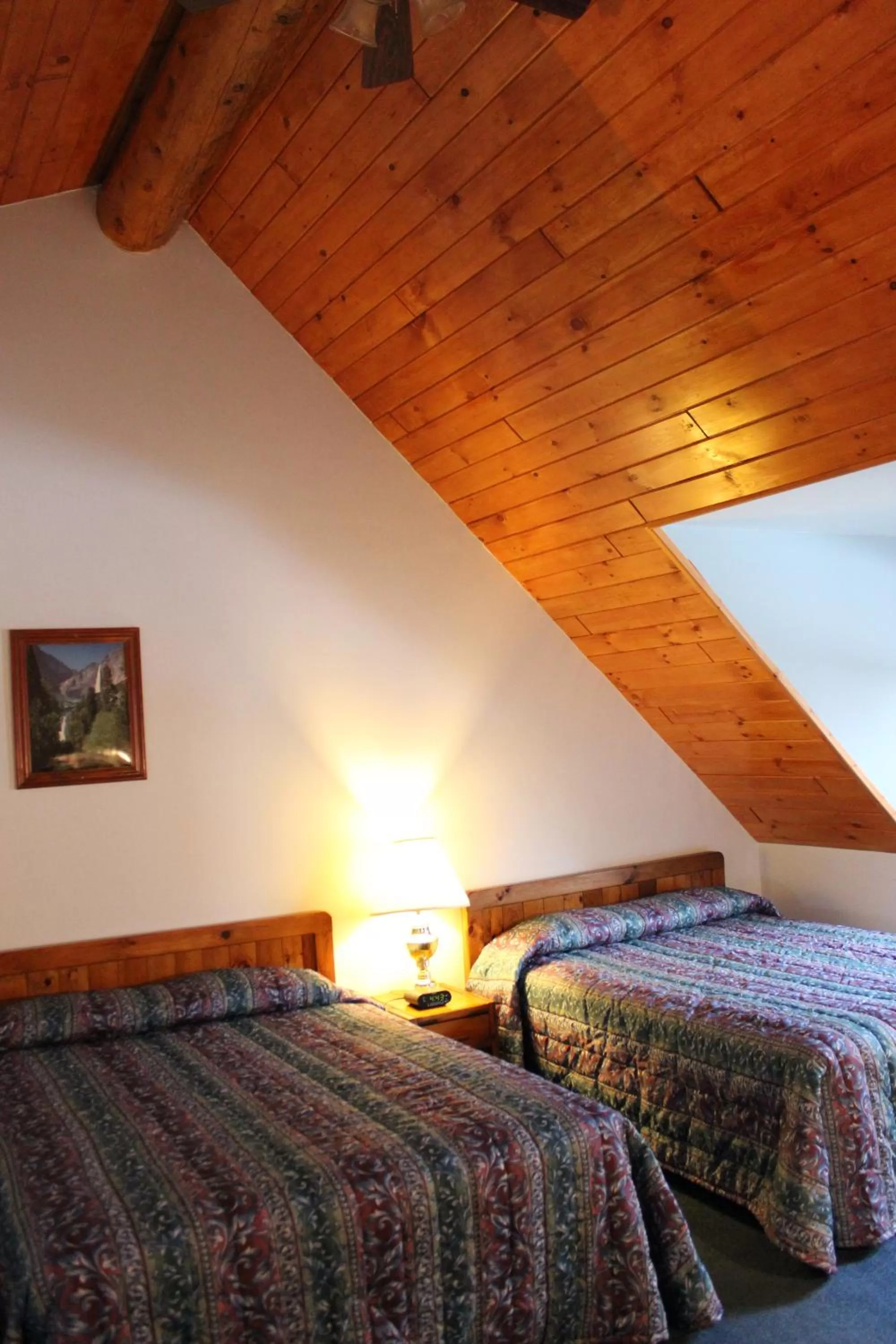 Bed in Nootka Lodge