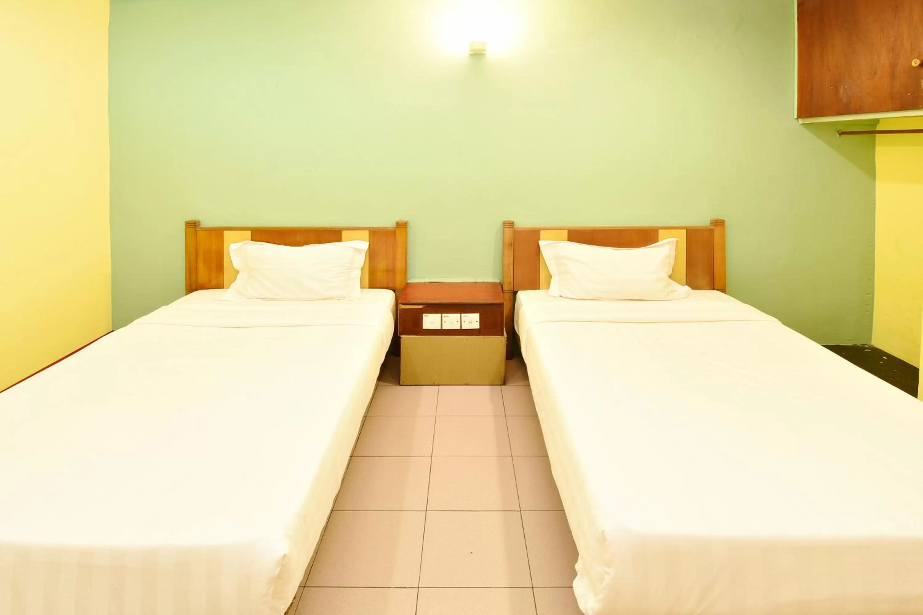 Bedroom, Bed in Mandarin Inn by Glex