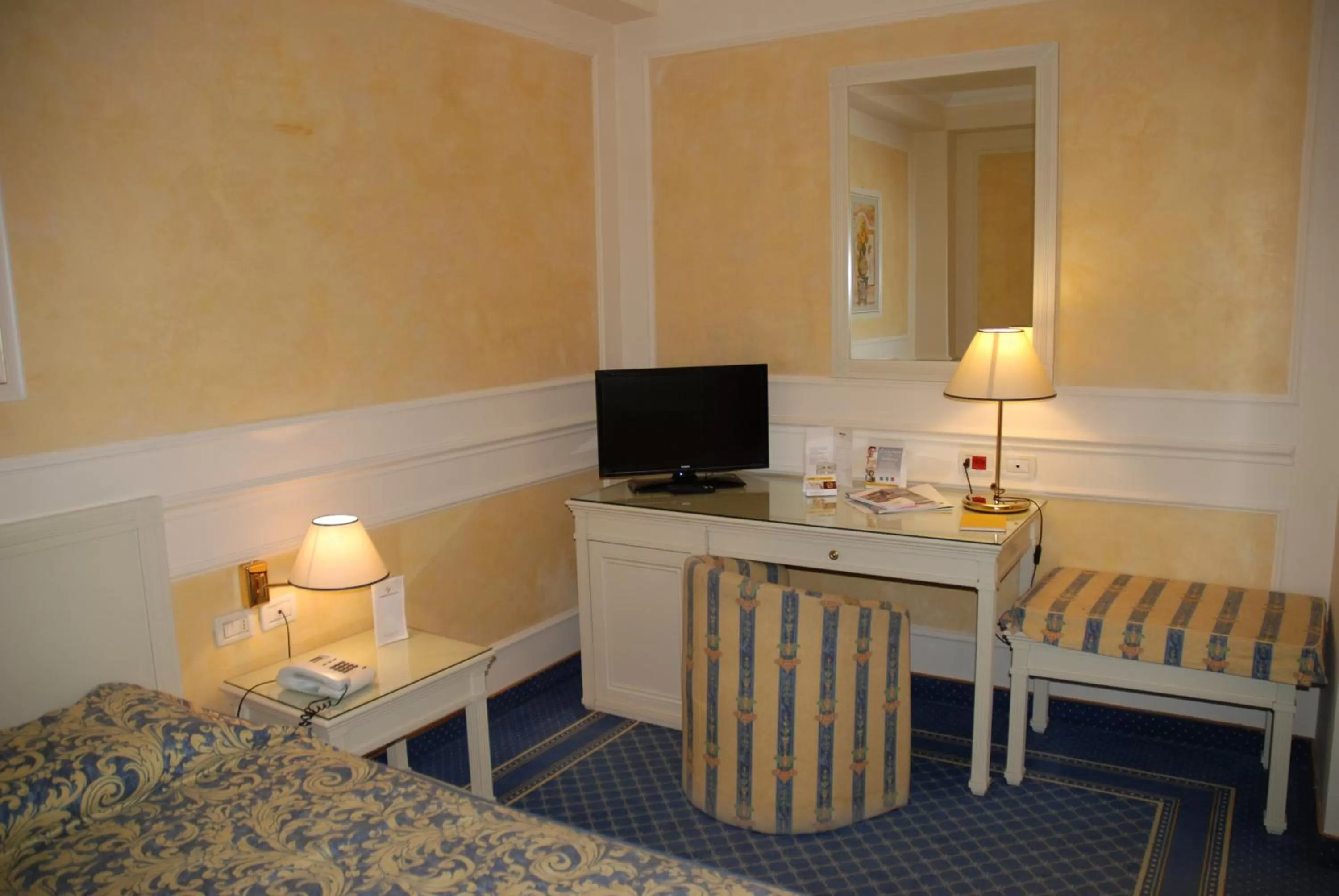 Photo of the whole room, Bed in Hotel Continental Brescia