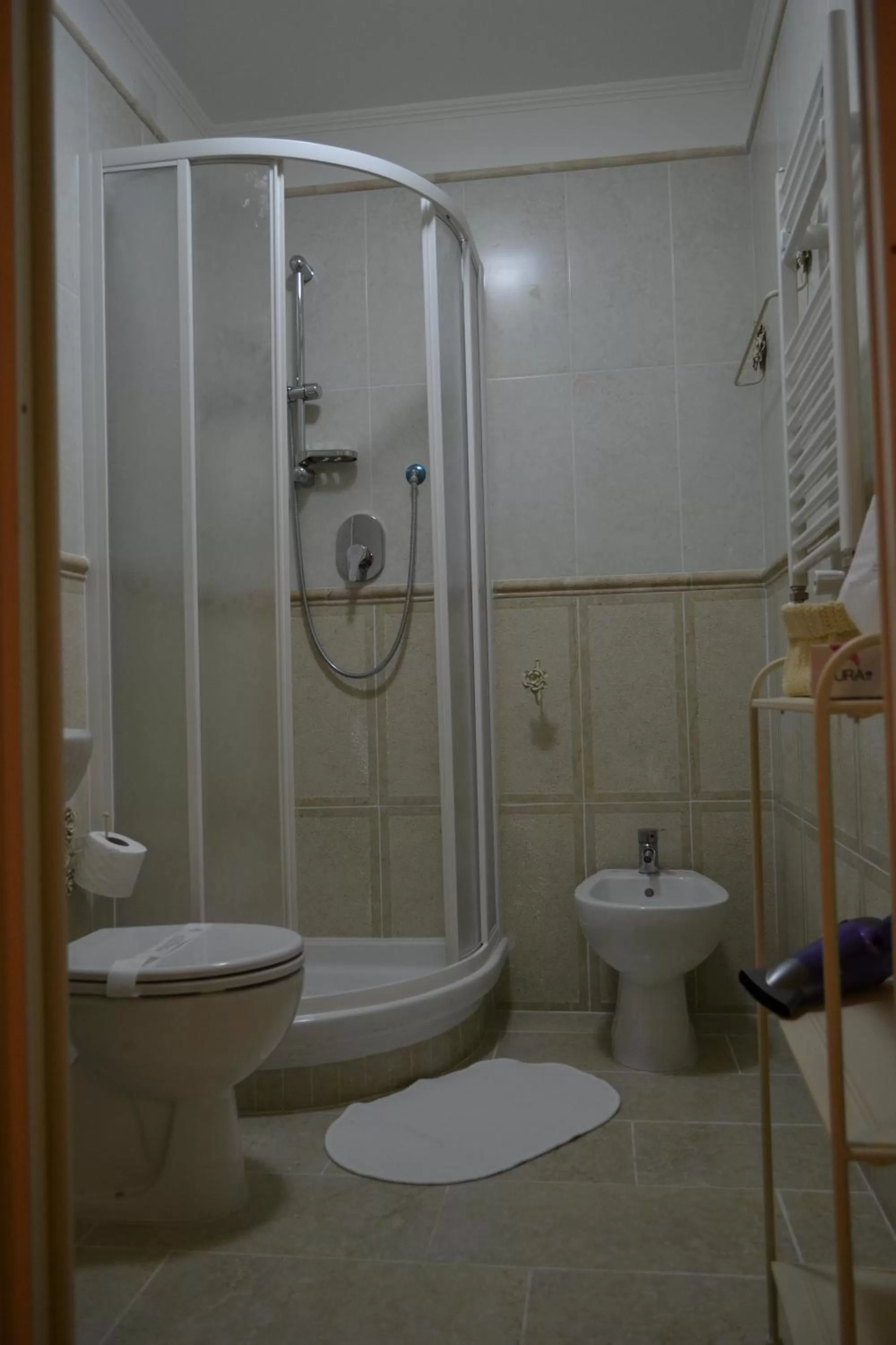 Bathroom in Tucci's Roma Guest House