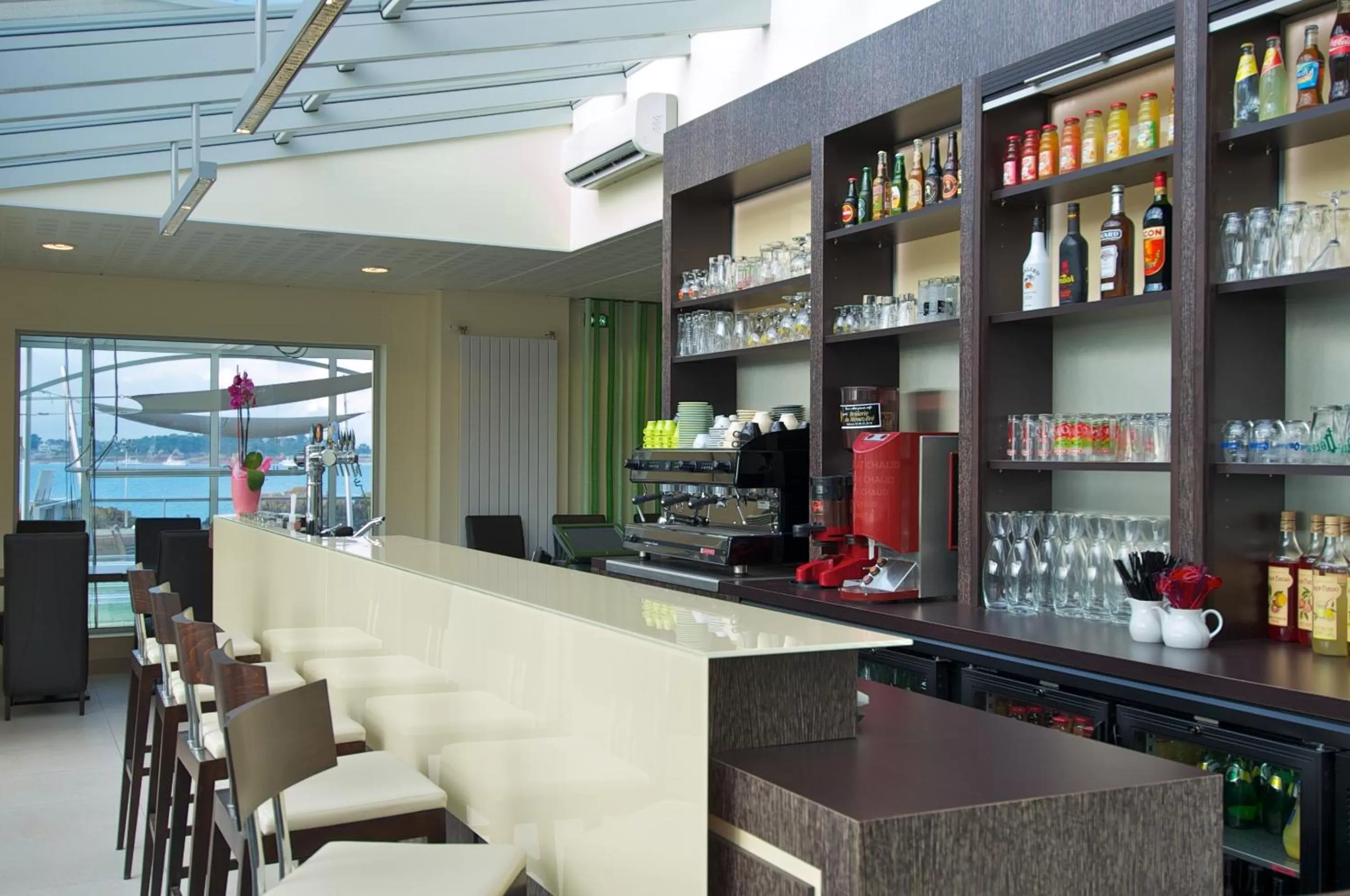 Lounge or bar in Best Western Plus Les Terrasses de Bréhat