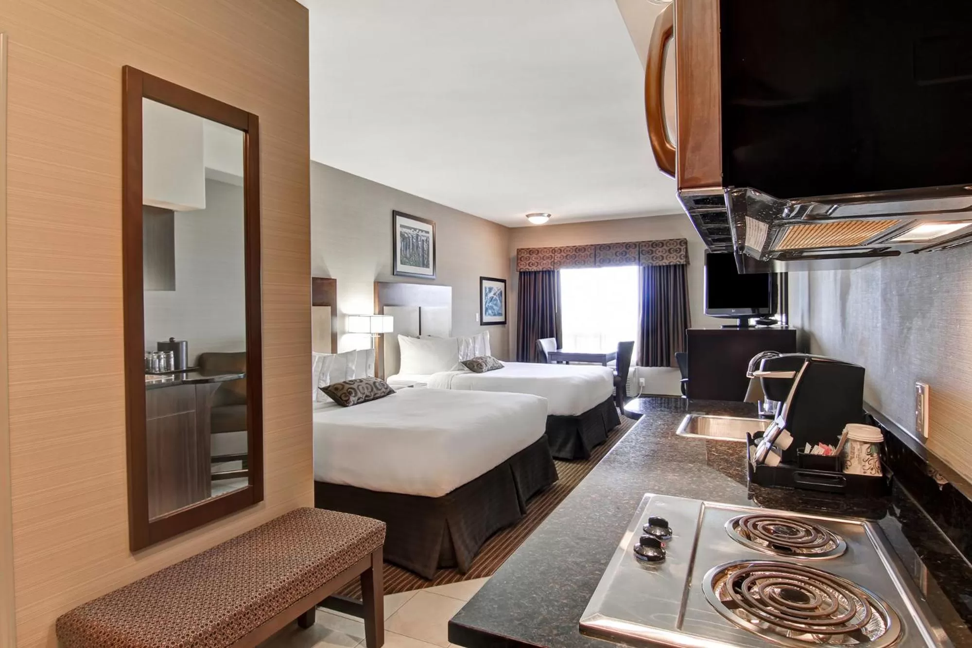 Kitchen or kitchenette, Bed in Canalta Hotel Esterhazy