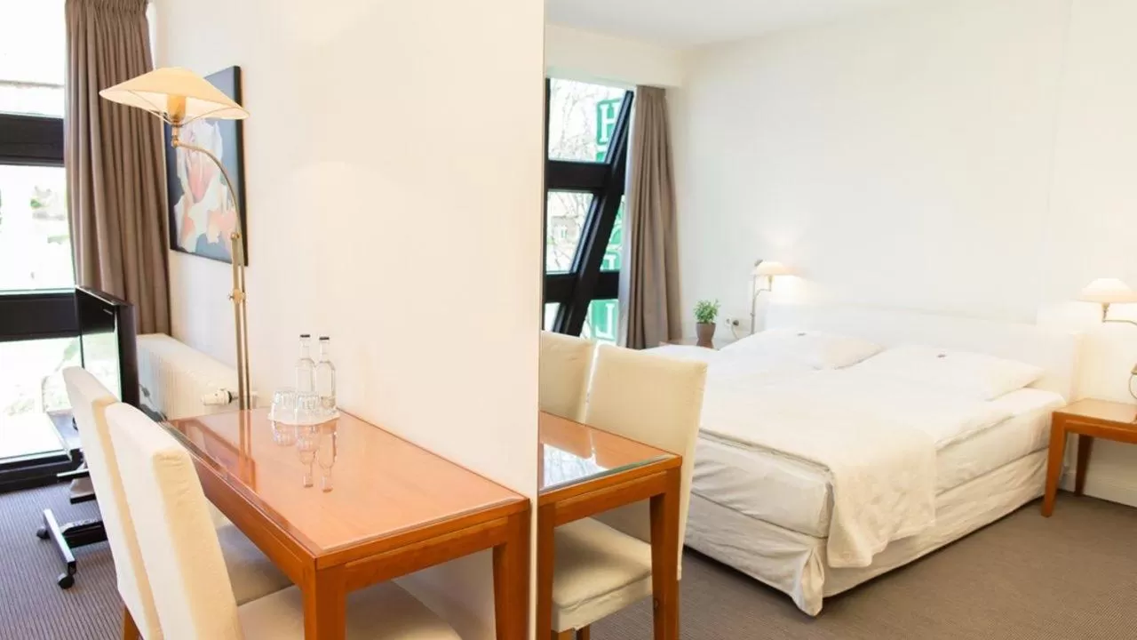 Bed in Meyers Hotel Hittfeld