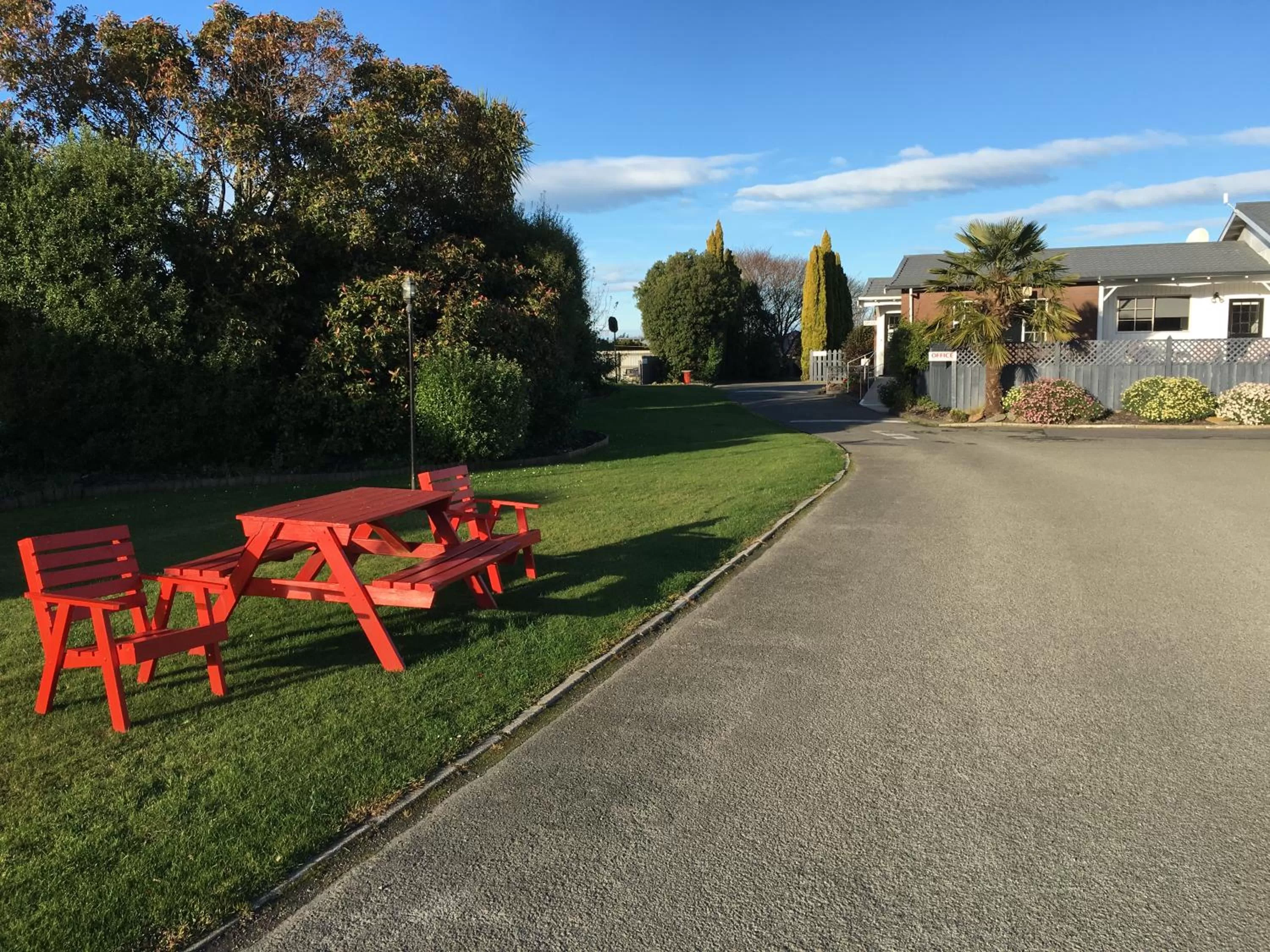 Day in Colonial Lodge Motel