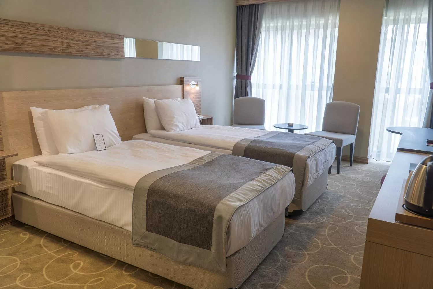 Photo of the whole room, Bed in Greymark Hotel