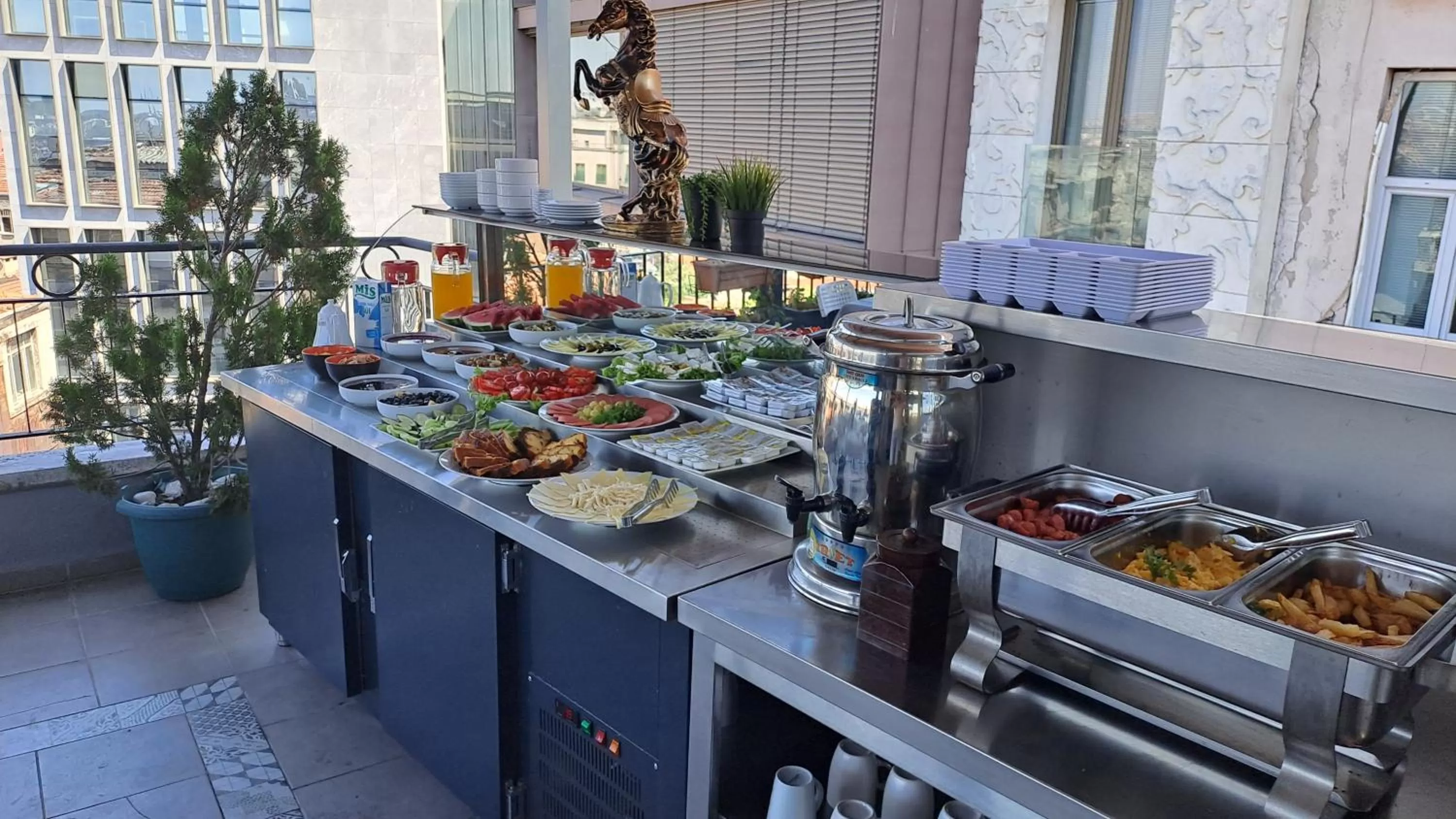 Restaurant/places to eat in Taksim Terrace Hotel