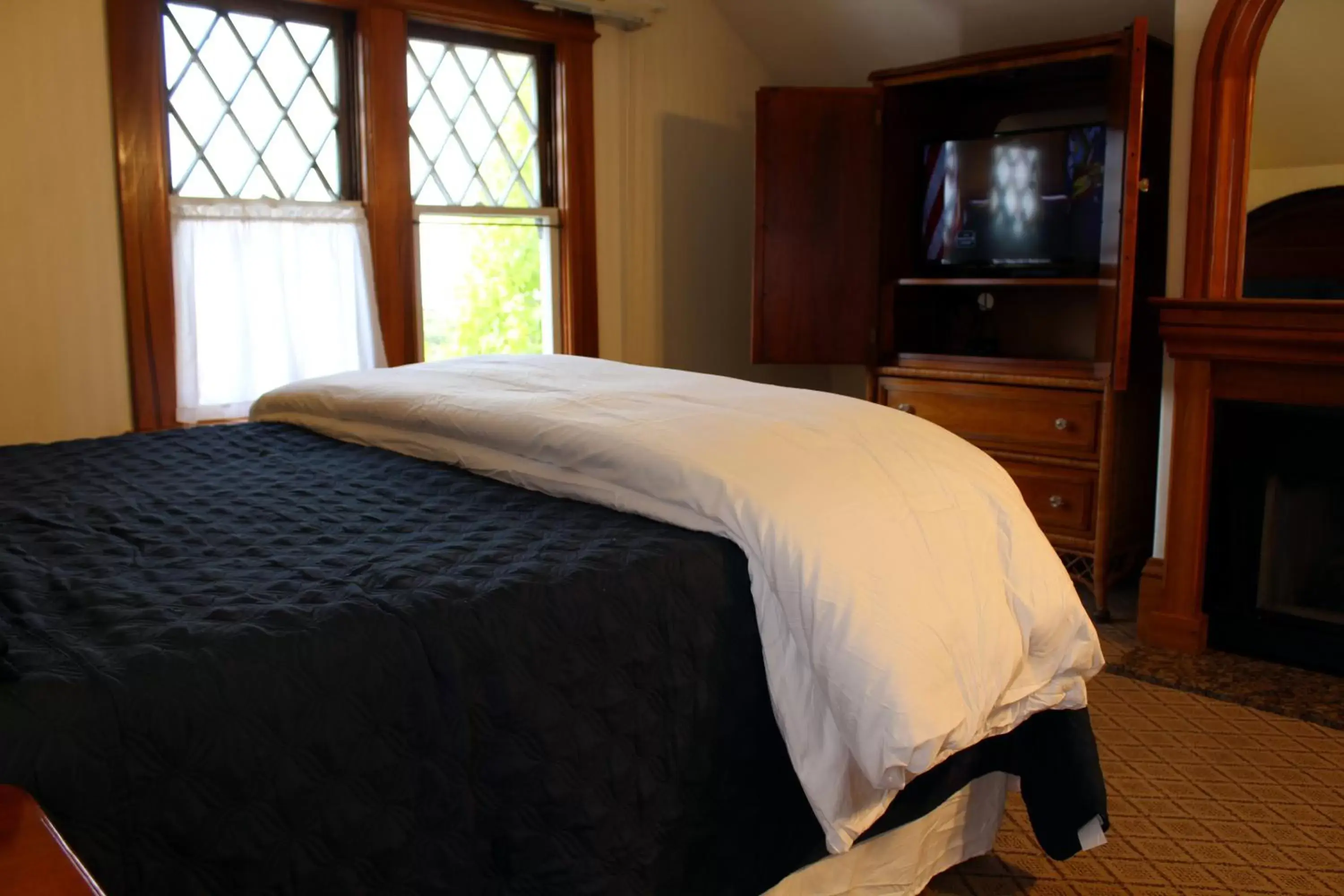 Queen Room with Balcony in Pacific Grove Inn Queen Room with Balcony in Pacific Grove Inn