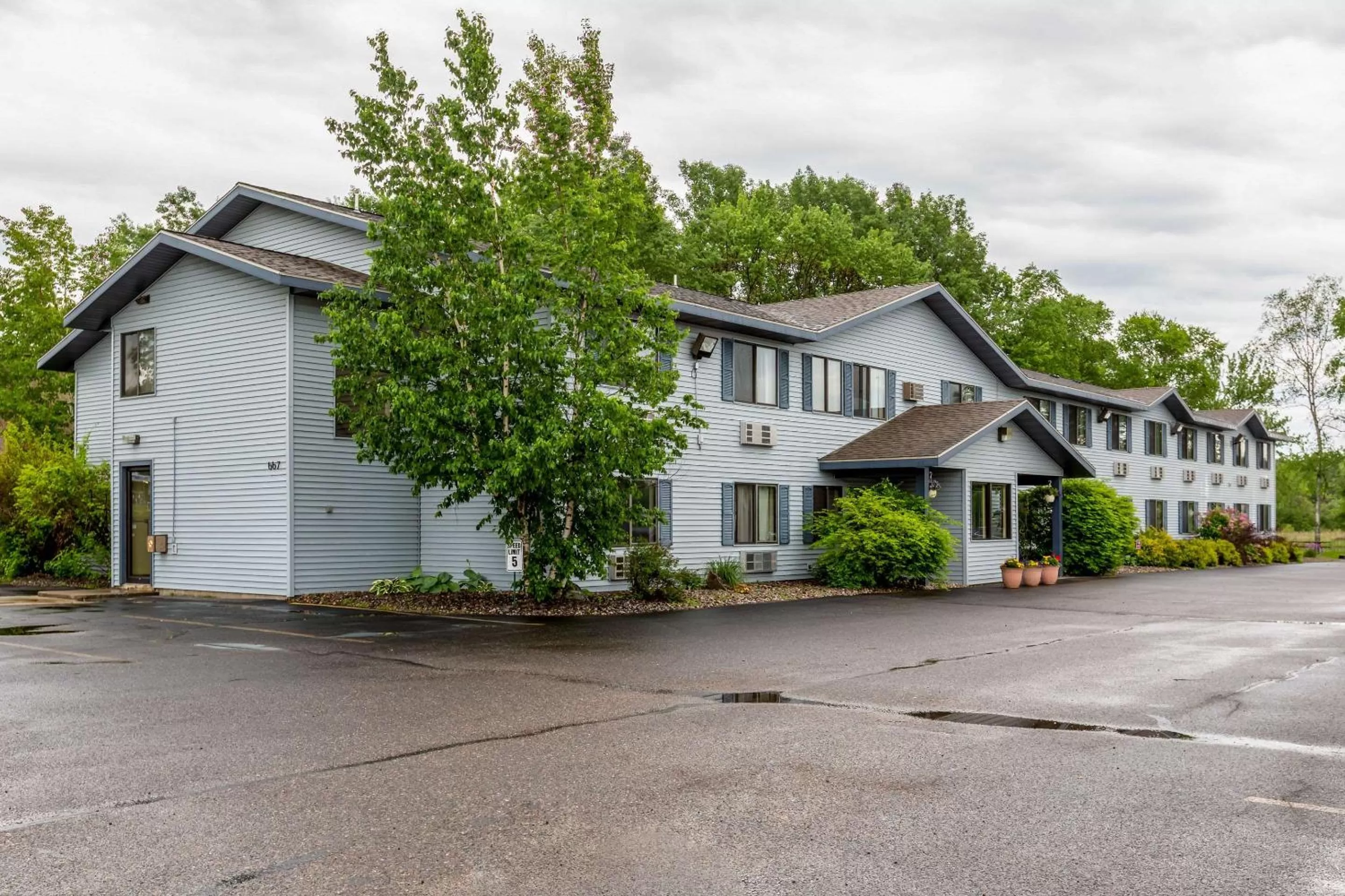 Property Building in Rodeway Inn