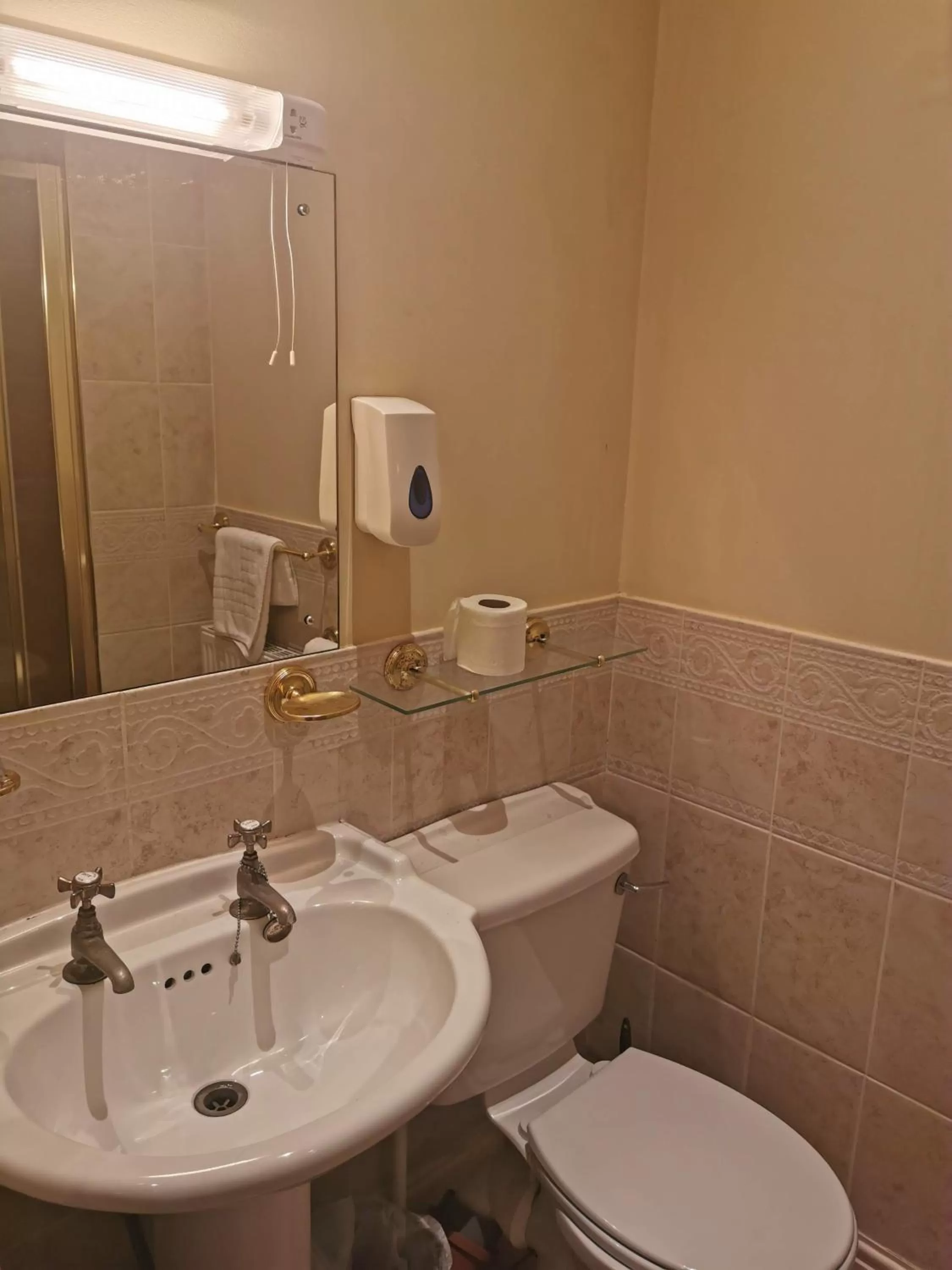 Bathroom in The Queens Hotel