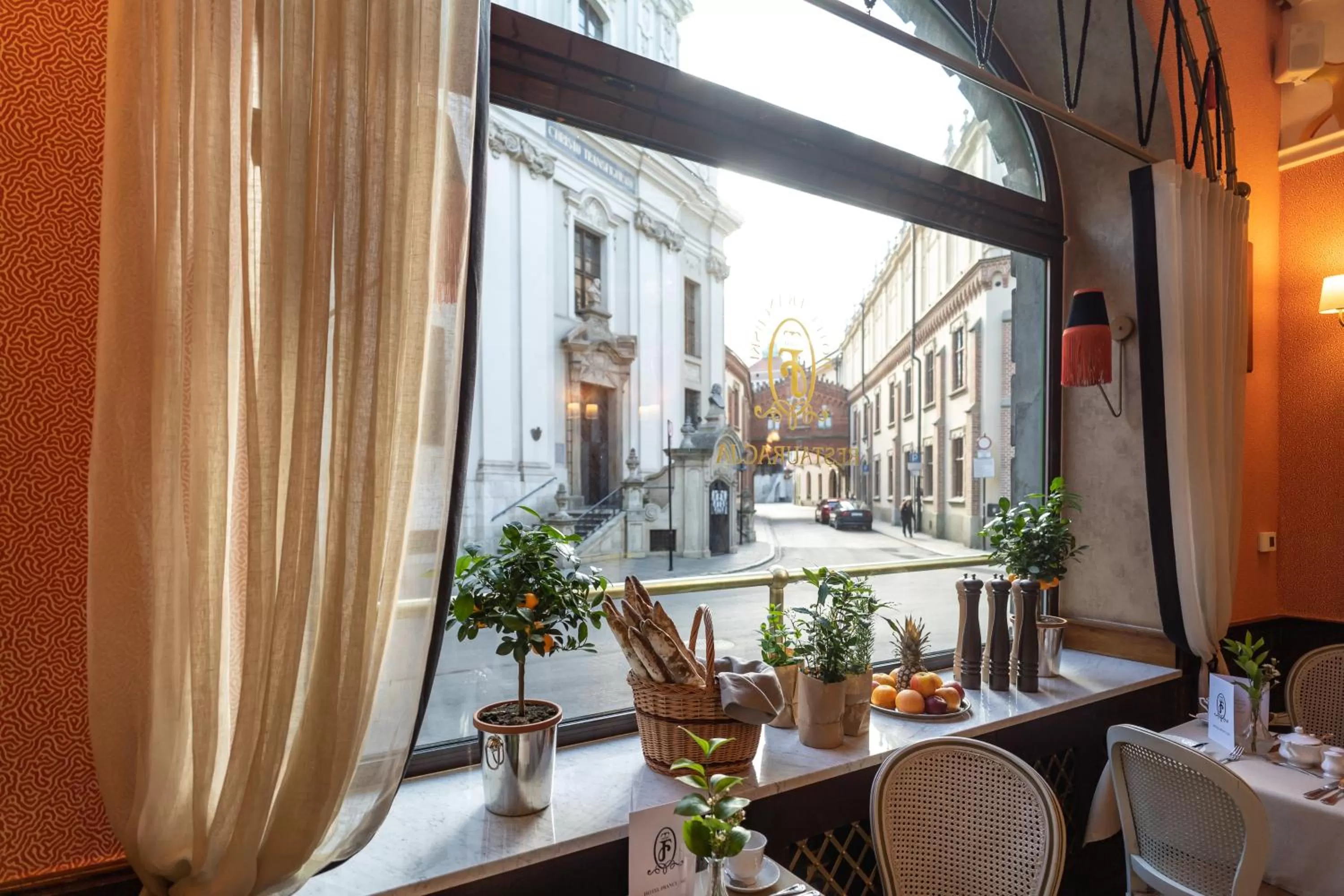 Restaurant/places to eat in Hotel H15 Francuski Old Town - Destigo Hotels