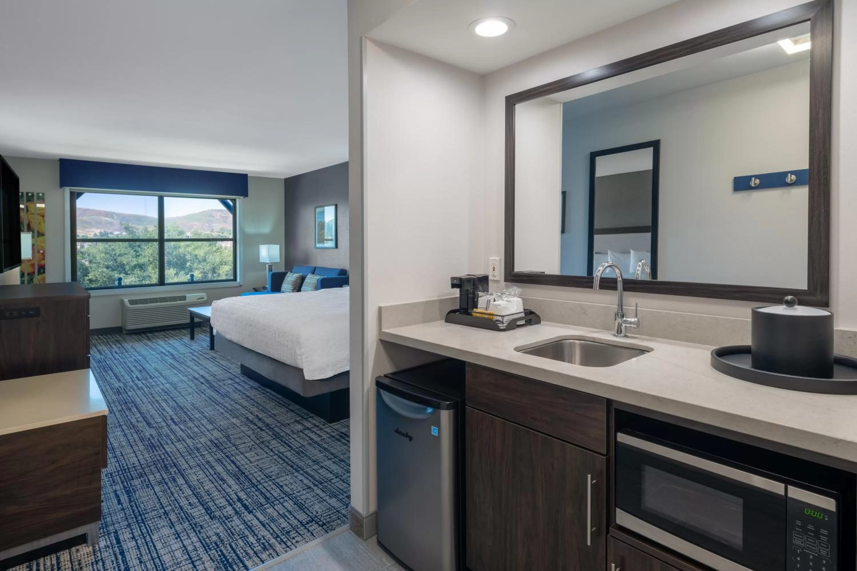 Bedroom, Bed in Hampton Inn & Suites Agoura Hills
