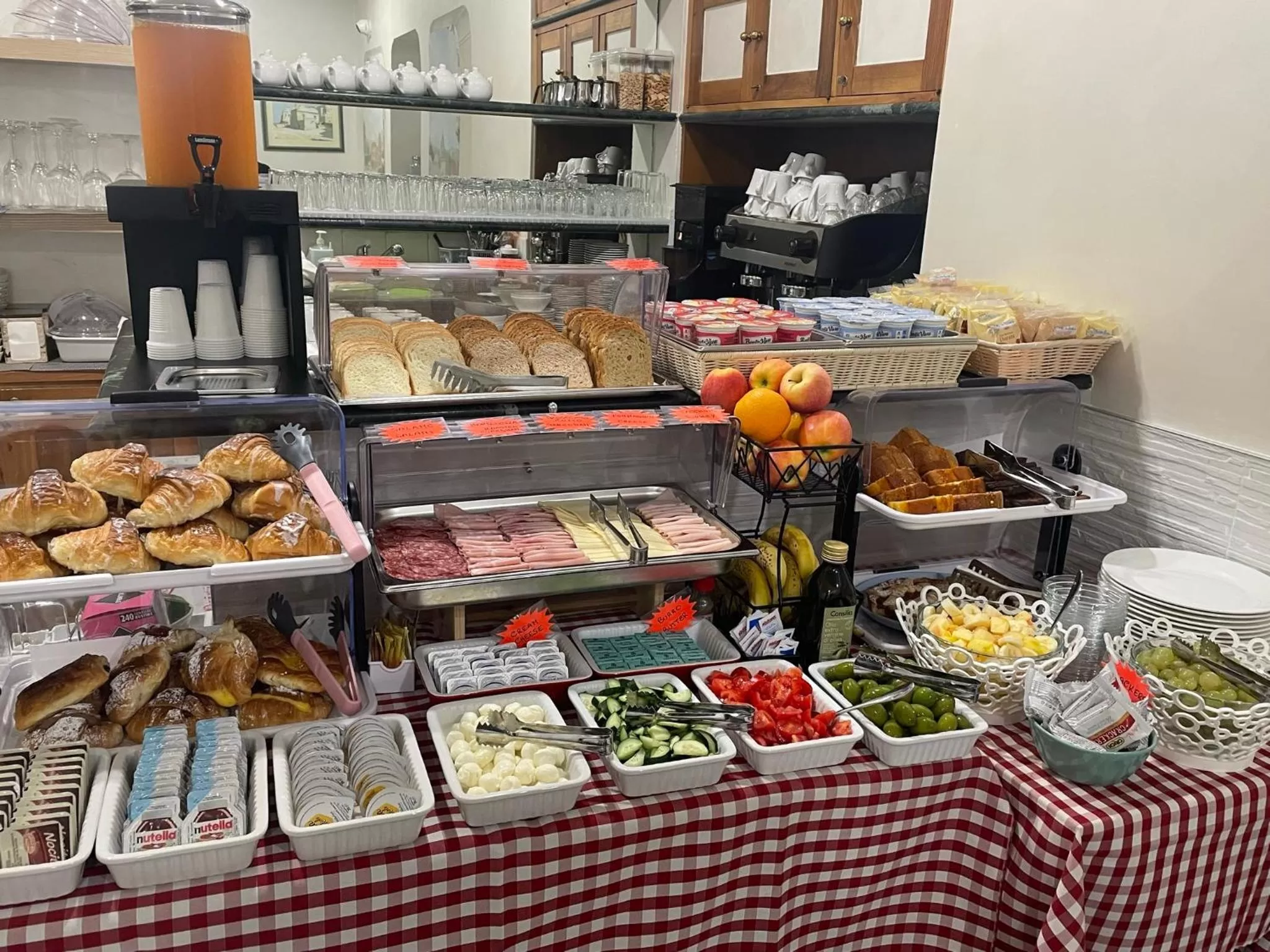 Breakfast in Hotel Le Petit