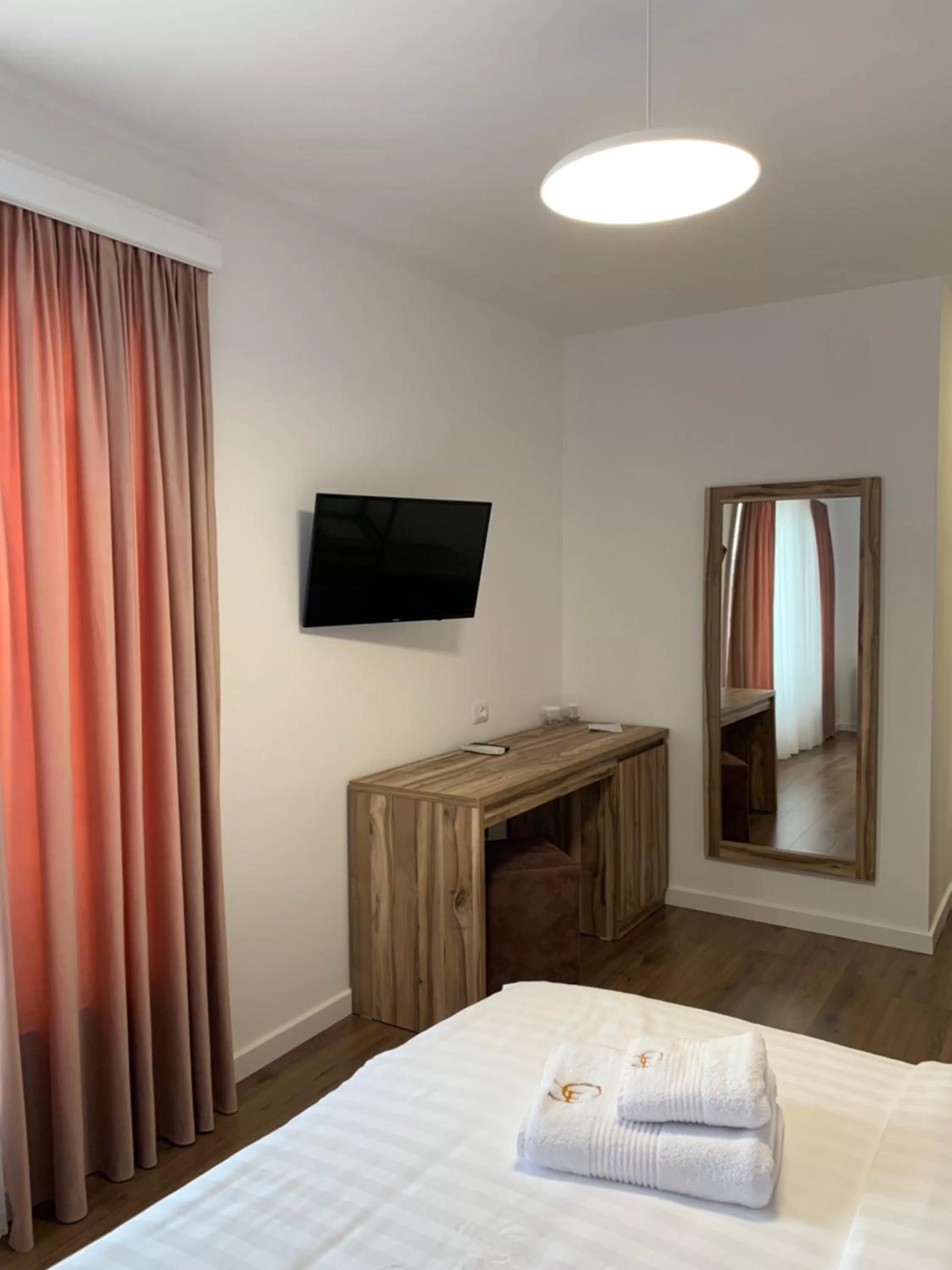 TV and multimedia, Bed in Grand Hotel Pogradec