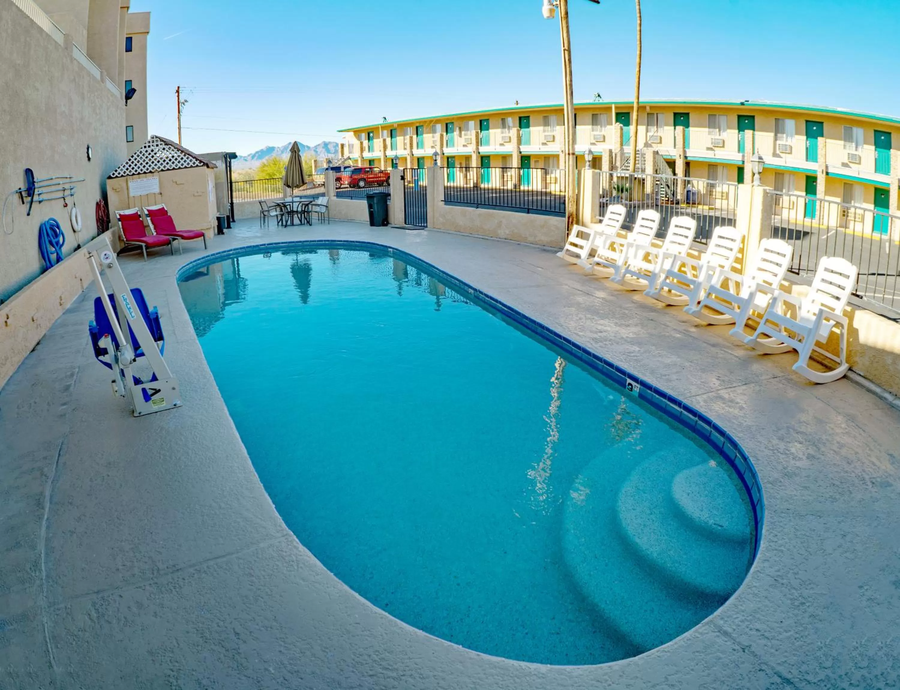 Swimming pool in Windsor Inn Lake Havasu City