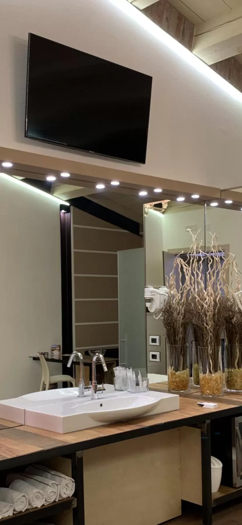 TV and multimedia in Luna Residence Hotel