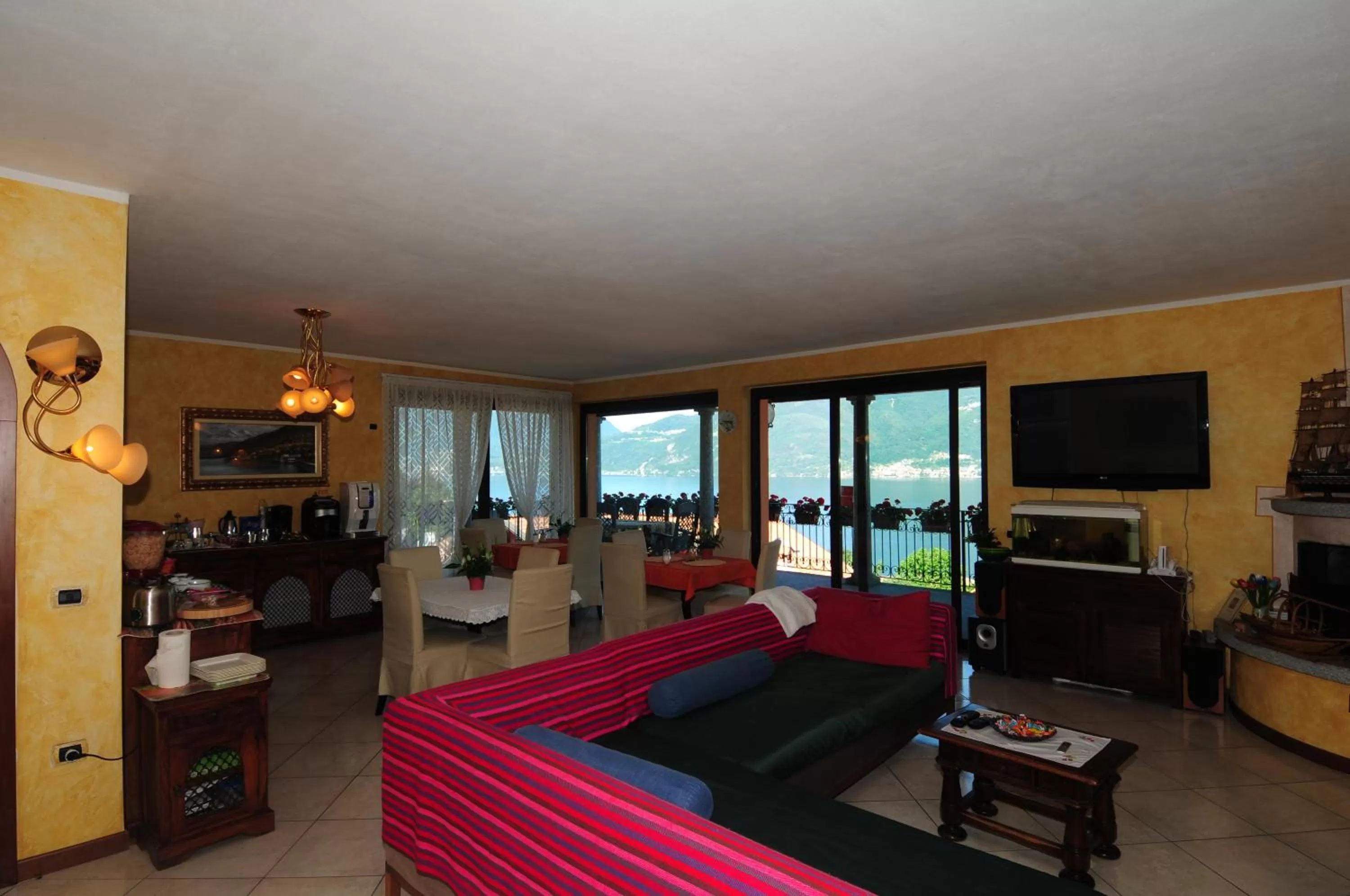 Communal lounge/ TV room in B&B Villa Anita