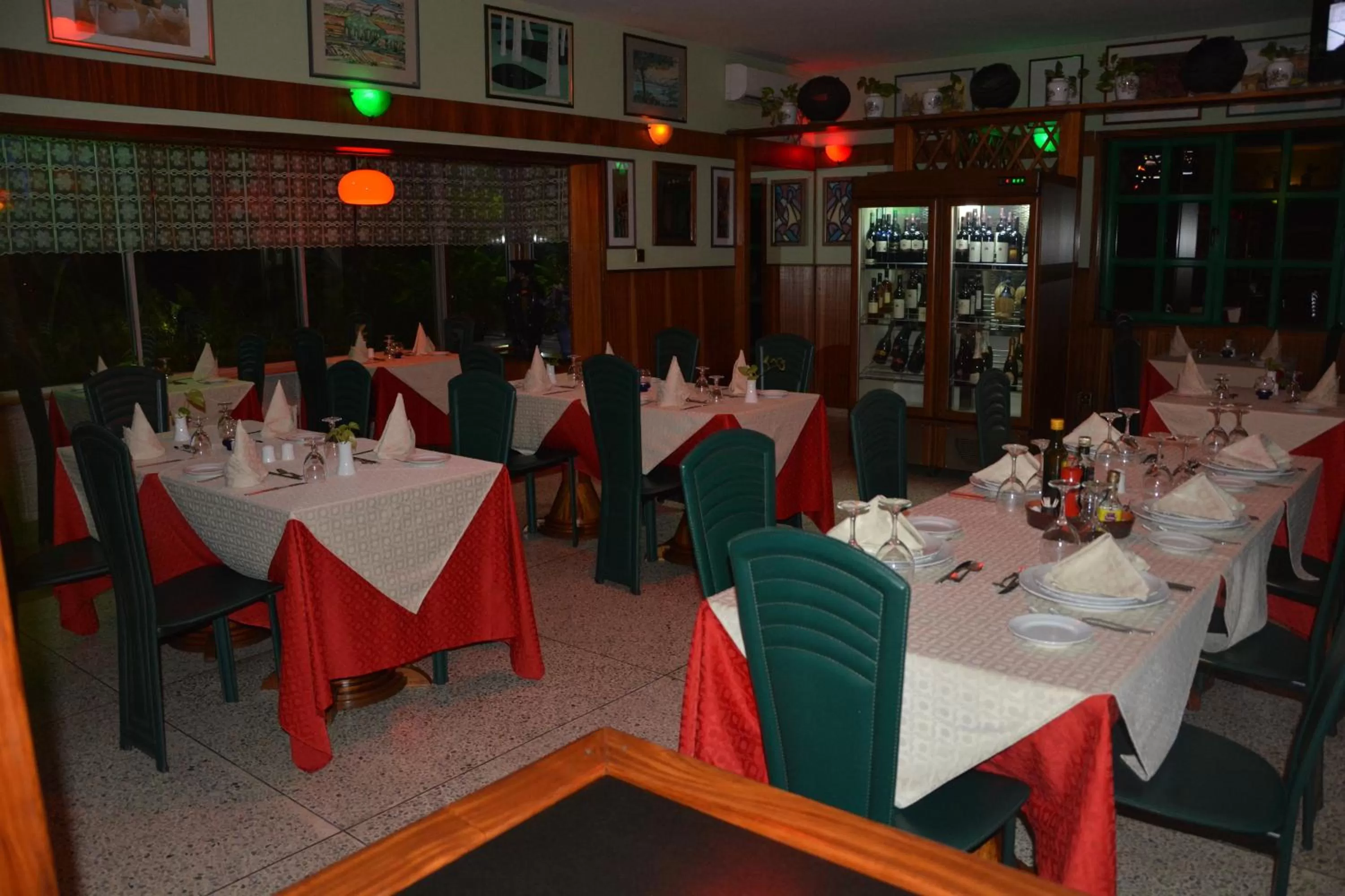 Restaurant/places to eat in Manuela Residence