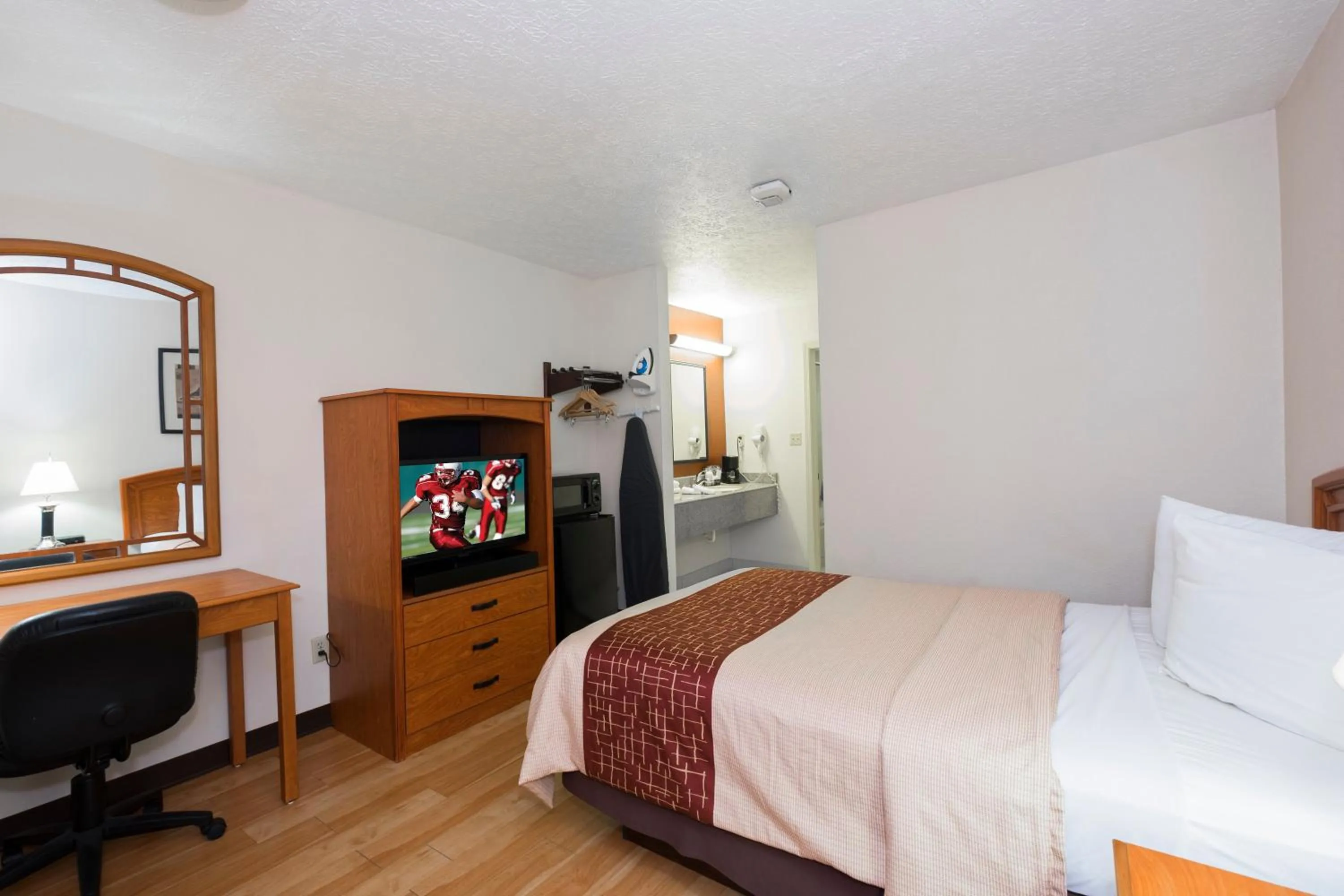 Photo of the whole room, Bed in Red Roof Inn Columbus Northeast Westerville
